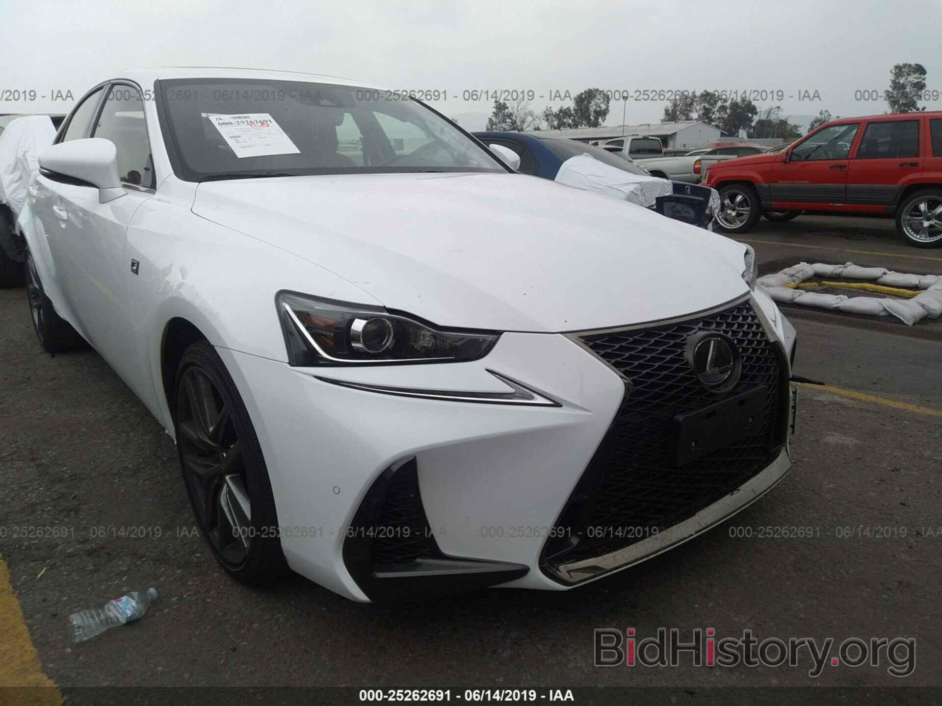 Photo JTHBA1D23J5079352 - LEXUS IS 2018