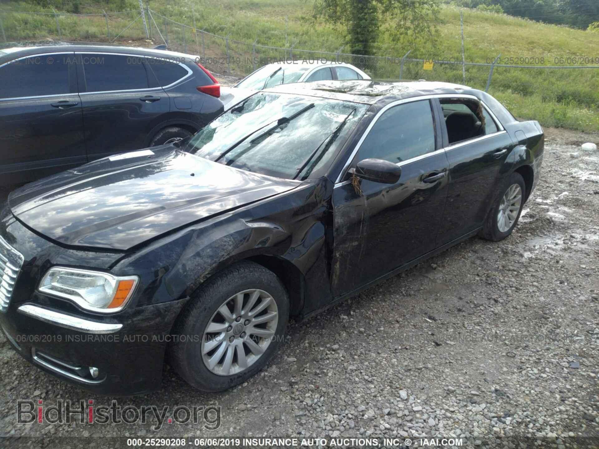 2013 CHRYSLER 300 - VIN: 2C3CCAAG9DH504252 - Фото 2