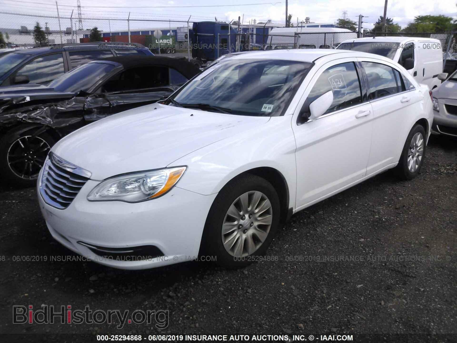 2013 CHRYSLER 200 - VIN: 1C3CCBAG8DN766048 - Фото 2