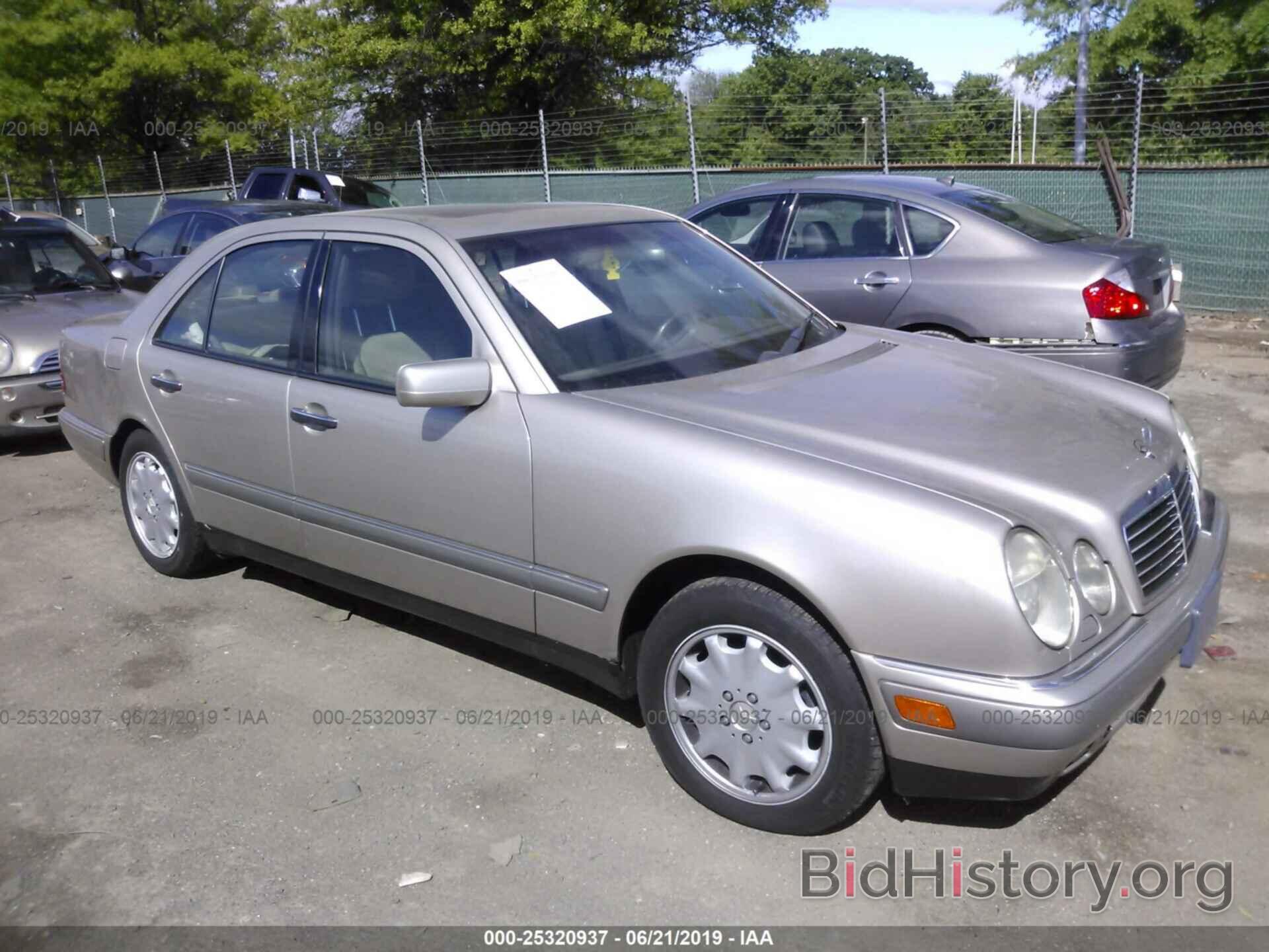 Photo WDBJF20F8TJ018908 - MERCEDES-BENZ E 1996