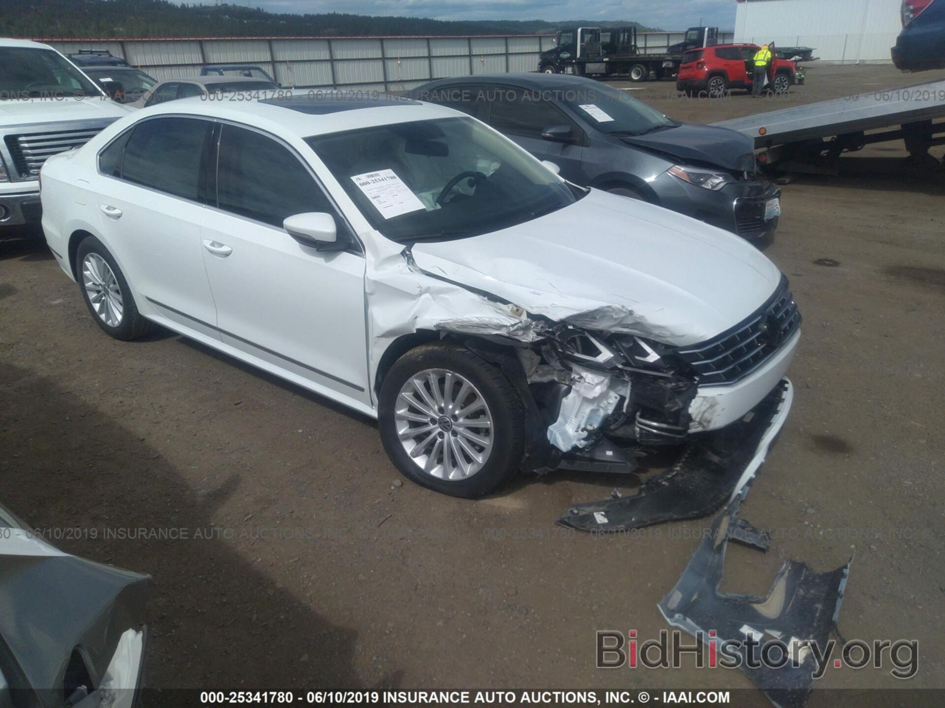 Photo 1VWBT7A39HC014374 - VOLKSWAGEN PASSAT 2017