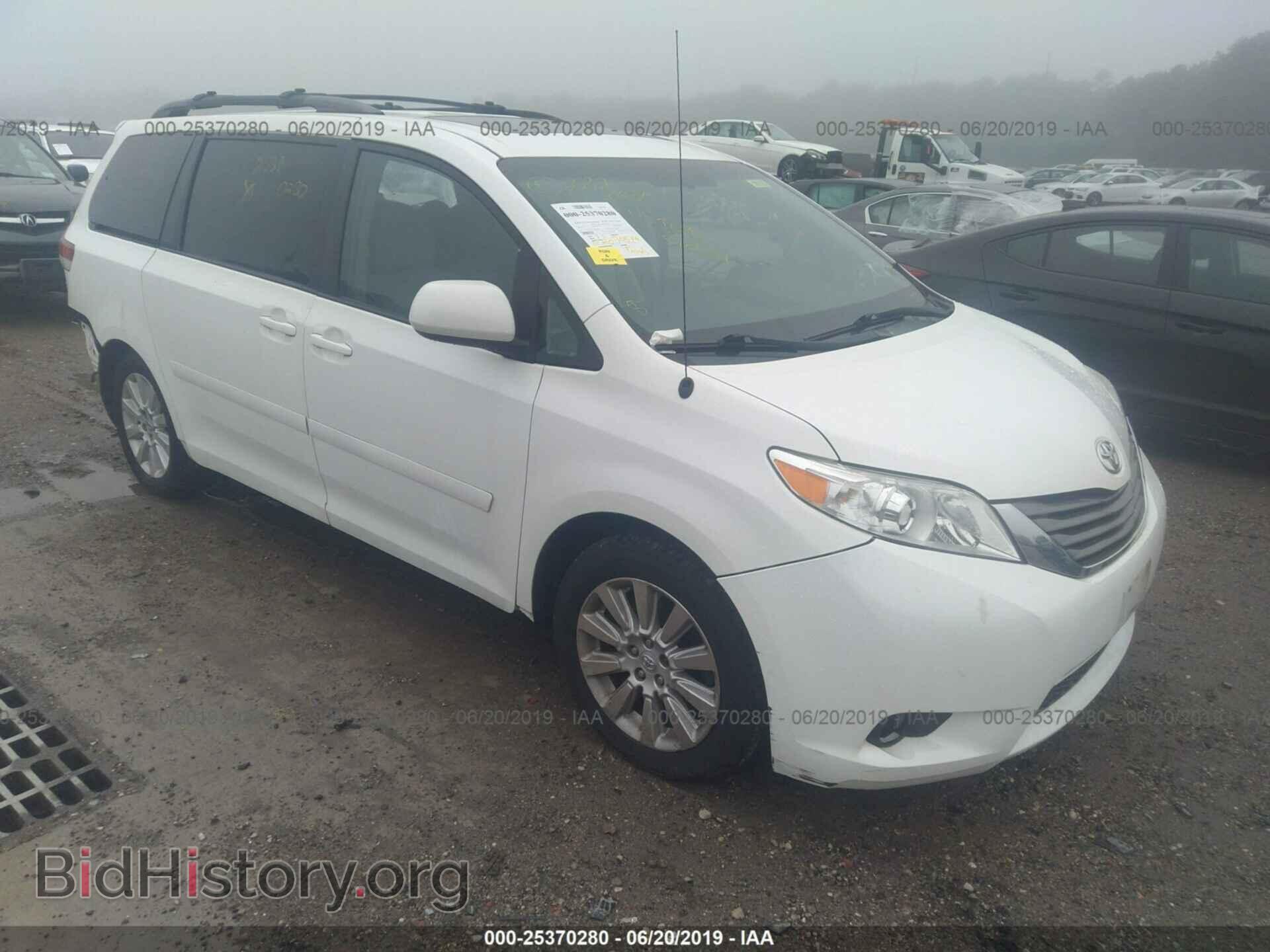 Photo 5TDDK3DC1BS024907 - TOYOTA SIENNA 2011