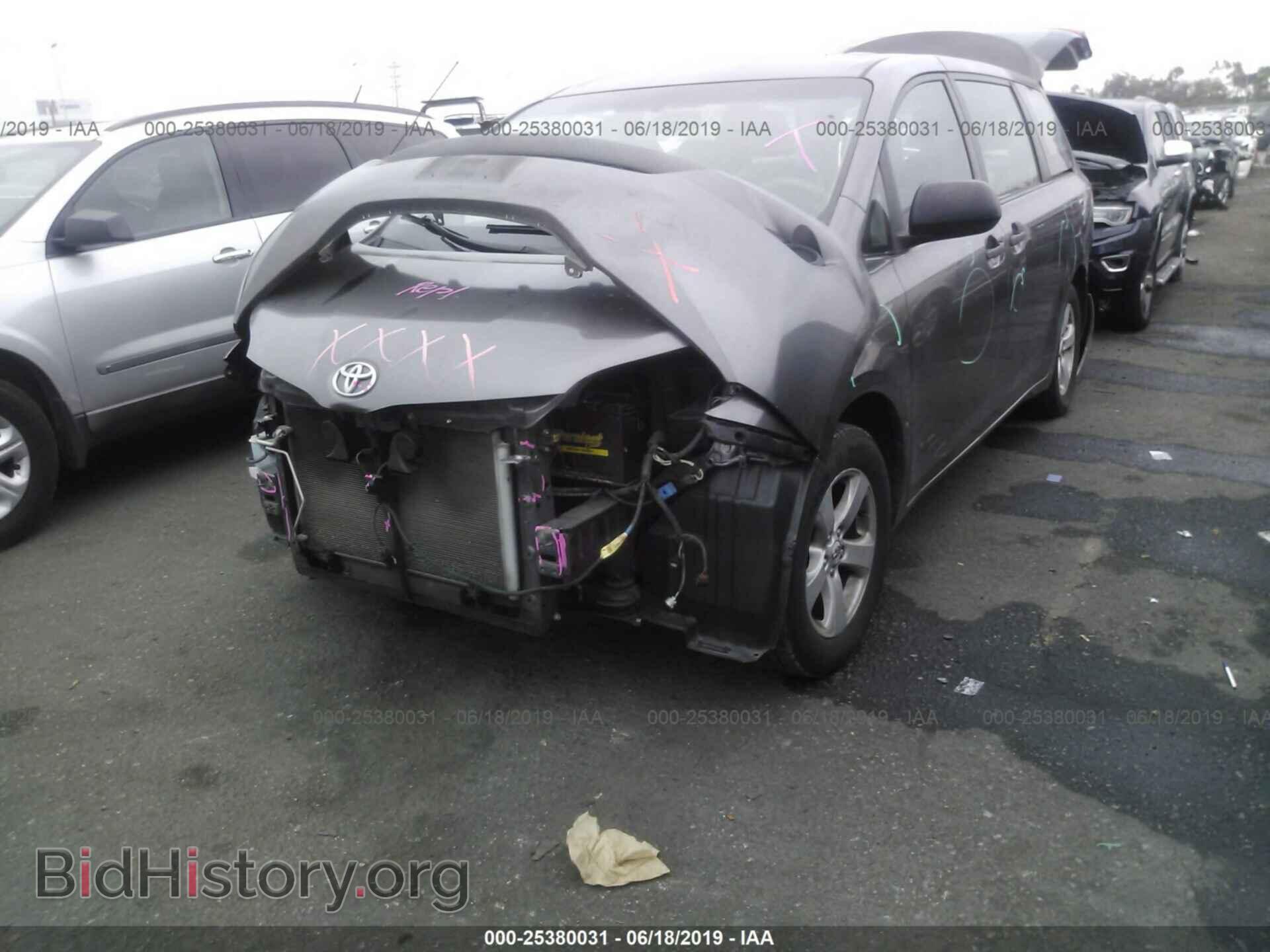 2011 TOYOTA SIENNA - VIN: 5TDKA3DC2BS008063 - Фото 2