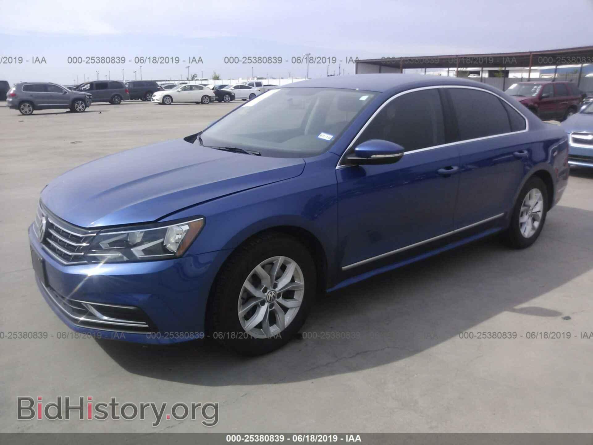 2017 VOLKSWAGEN PASSAT - VIN: 1VWAT7A36HC009872 - Фото 2
