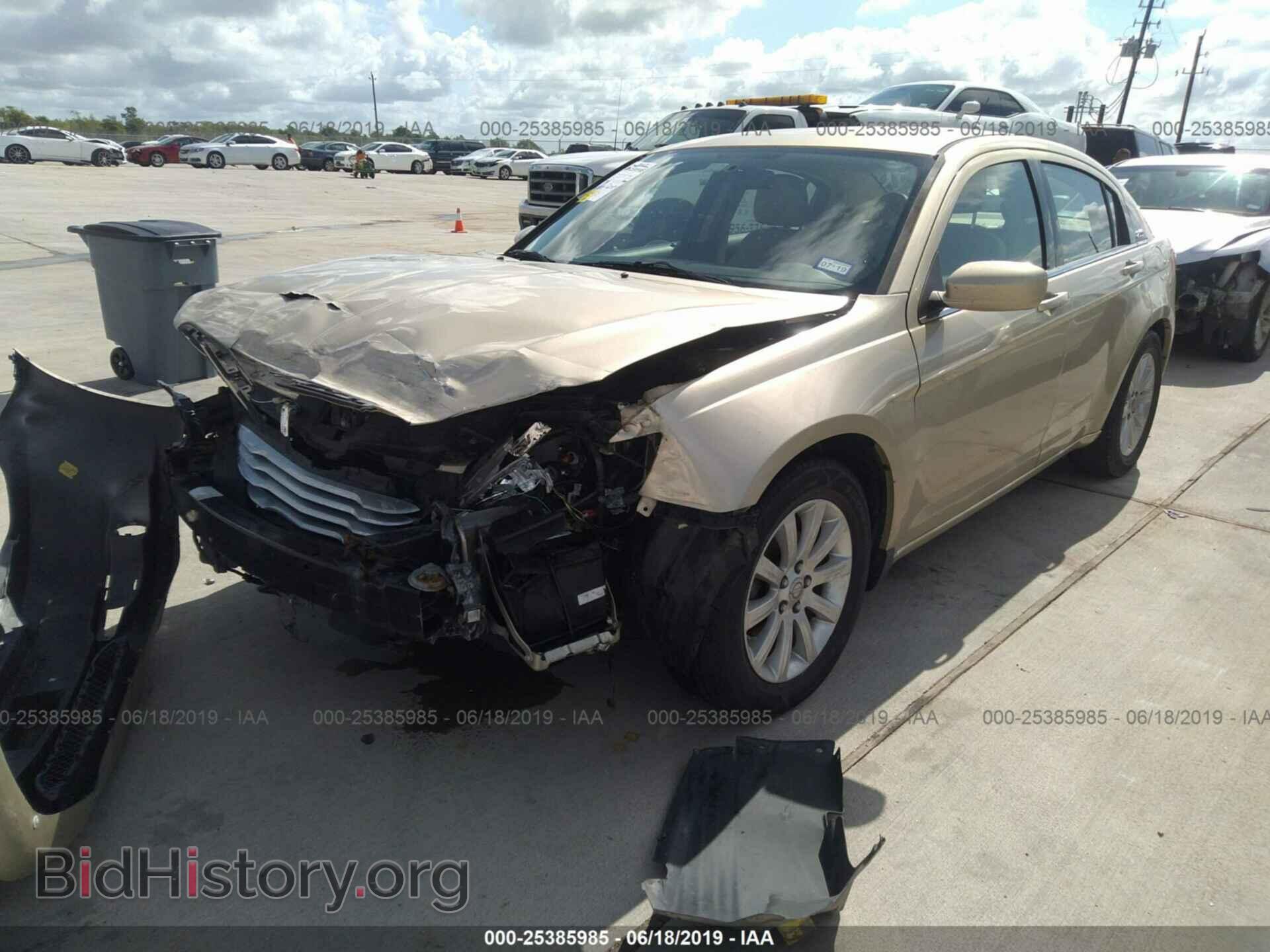 2011 CHRYSLER 200 - VIN: 1C3BC1FG2BN521192 - Фото 2