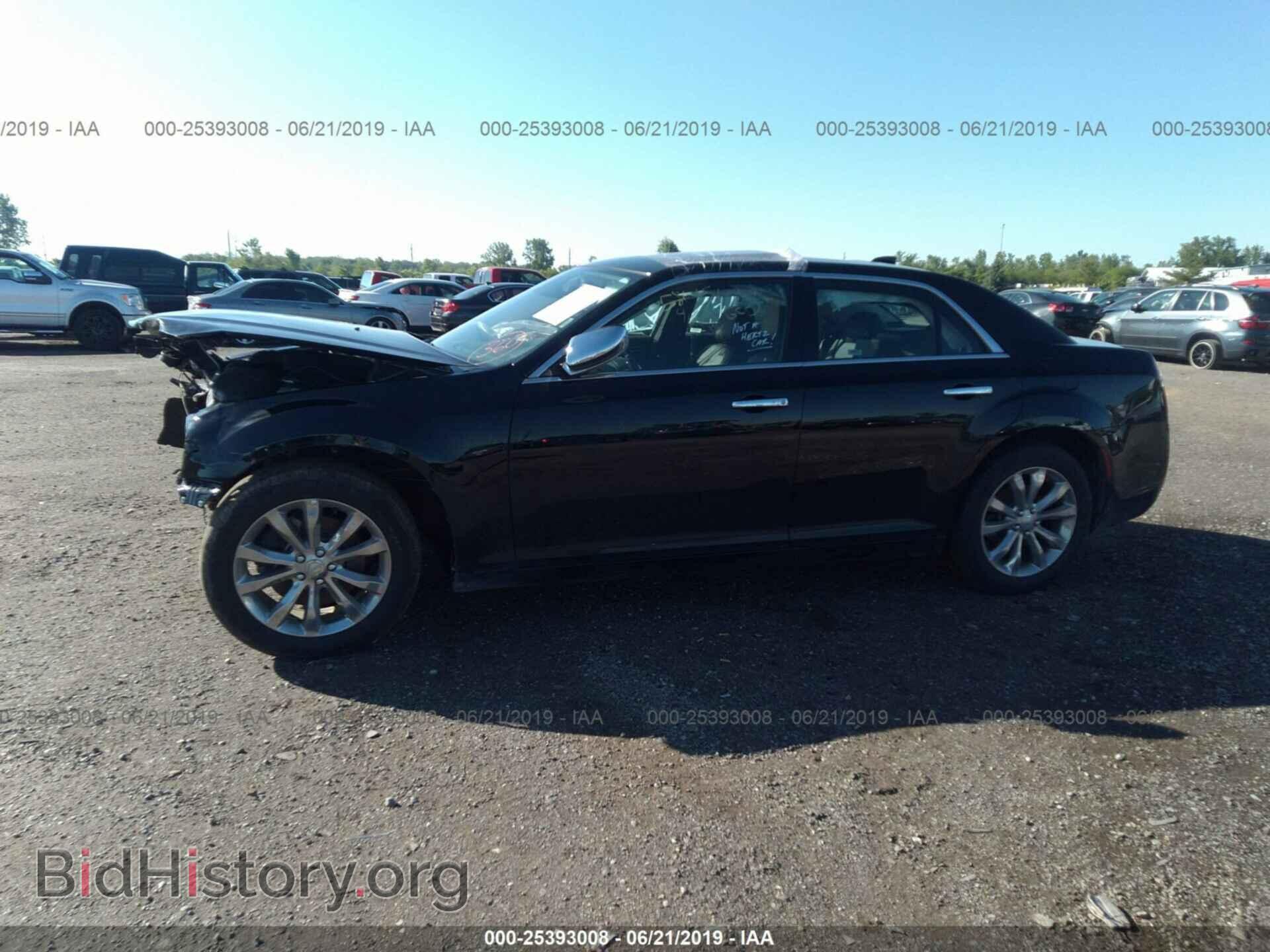 2019 CHRYSLER 300 - VIN: 2C3CCAKG5KH586654 - Фото 2