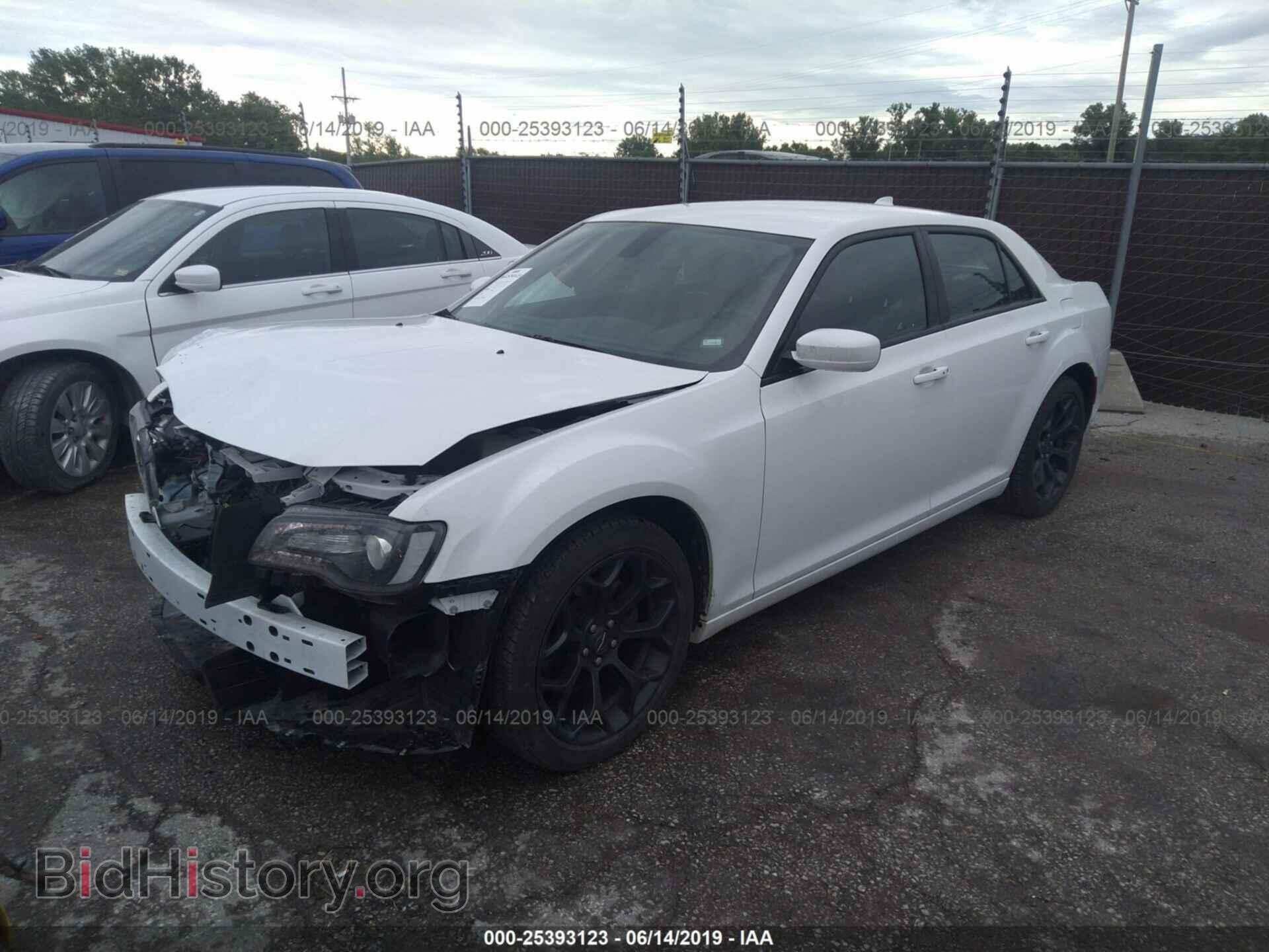 2019 CHRYSLER 300 - VIN: 2C3CCABG7KH538864 - Фото 2