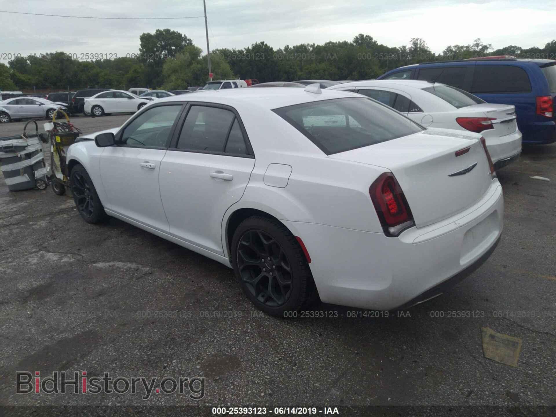 2019 CHRYSLER 300 - VIN: 2C3CCABG7KH538864 - Фото 3
