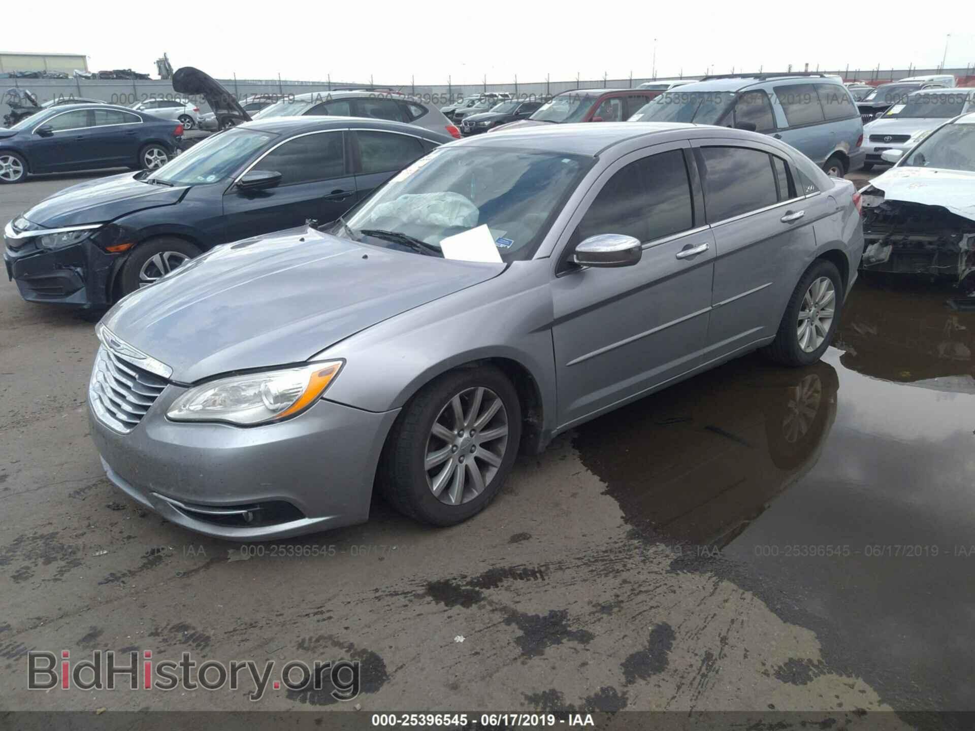 2013 CHRYSLER 200 - VIN: 1C3CCBCG8DN559043 - Фото 2