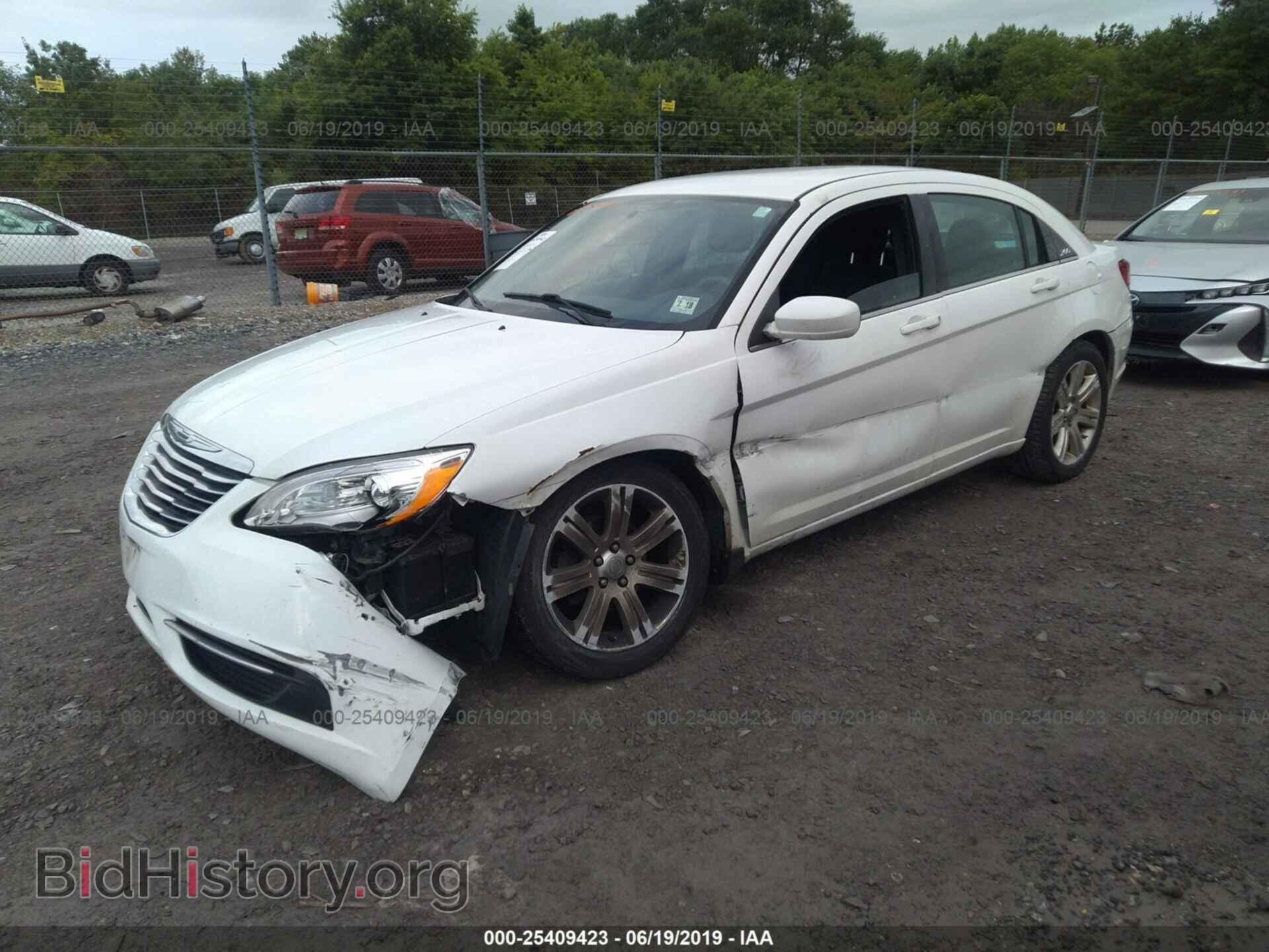 2013 CHRYSLER 200 - VIN: 1C3CCBAB6DN698627 - Фото 2