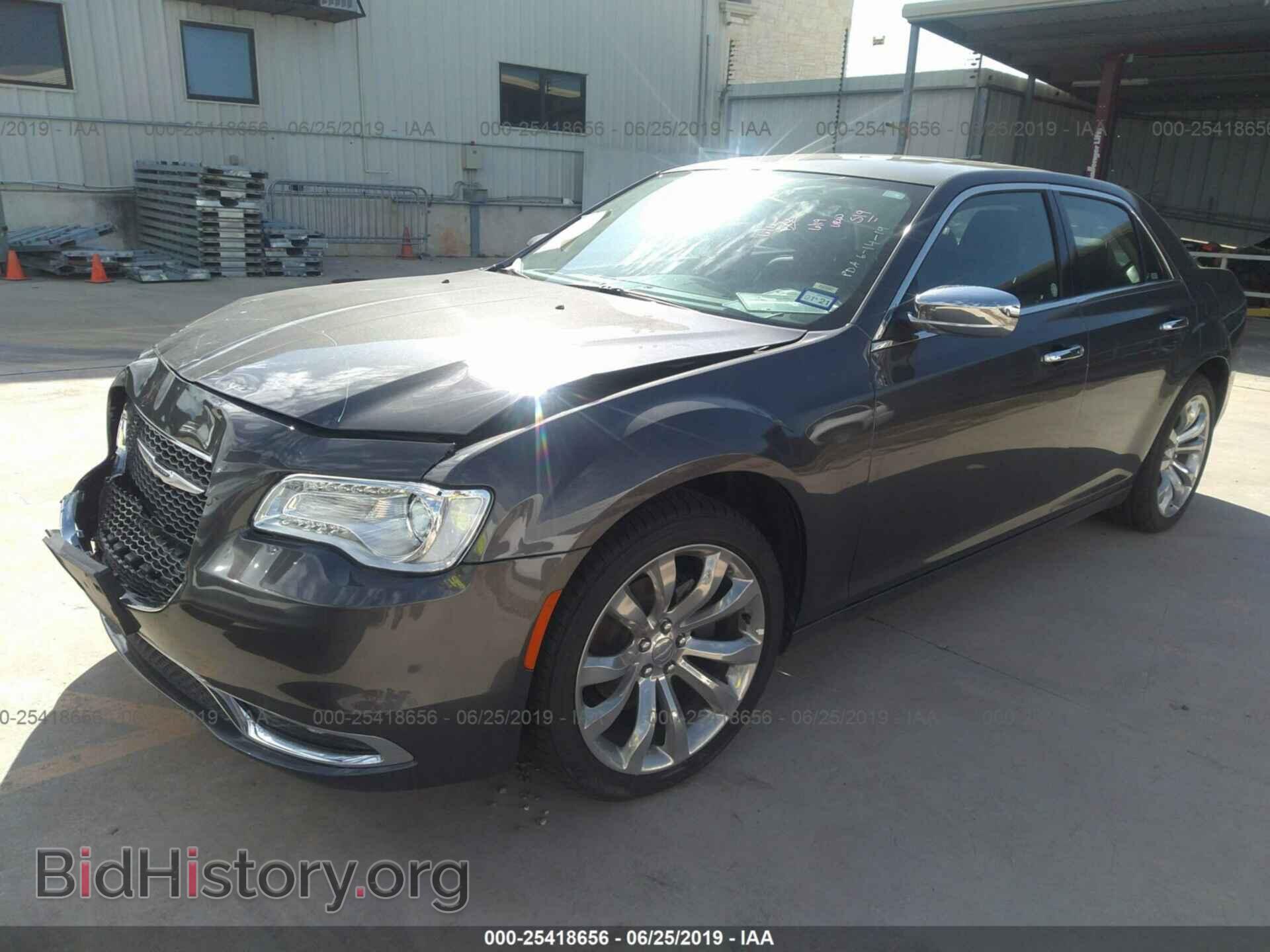 2019 CHRYSLER 300 - VIN: 2C3CCAEG1KH577493 - Фото 2