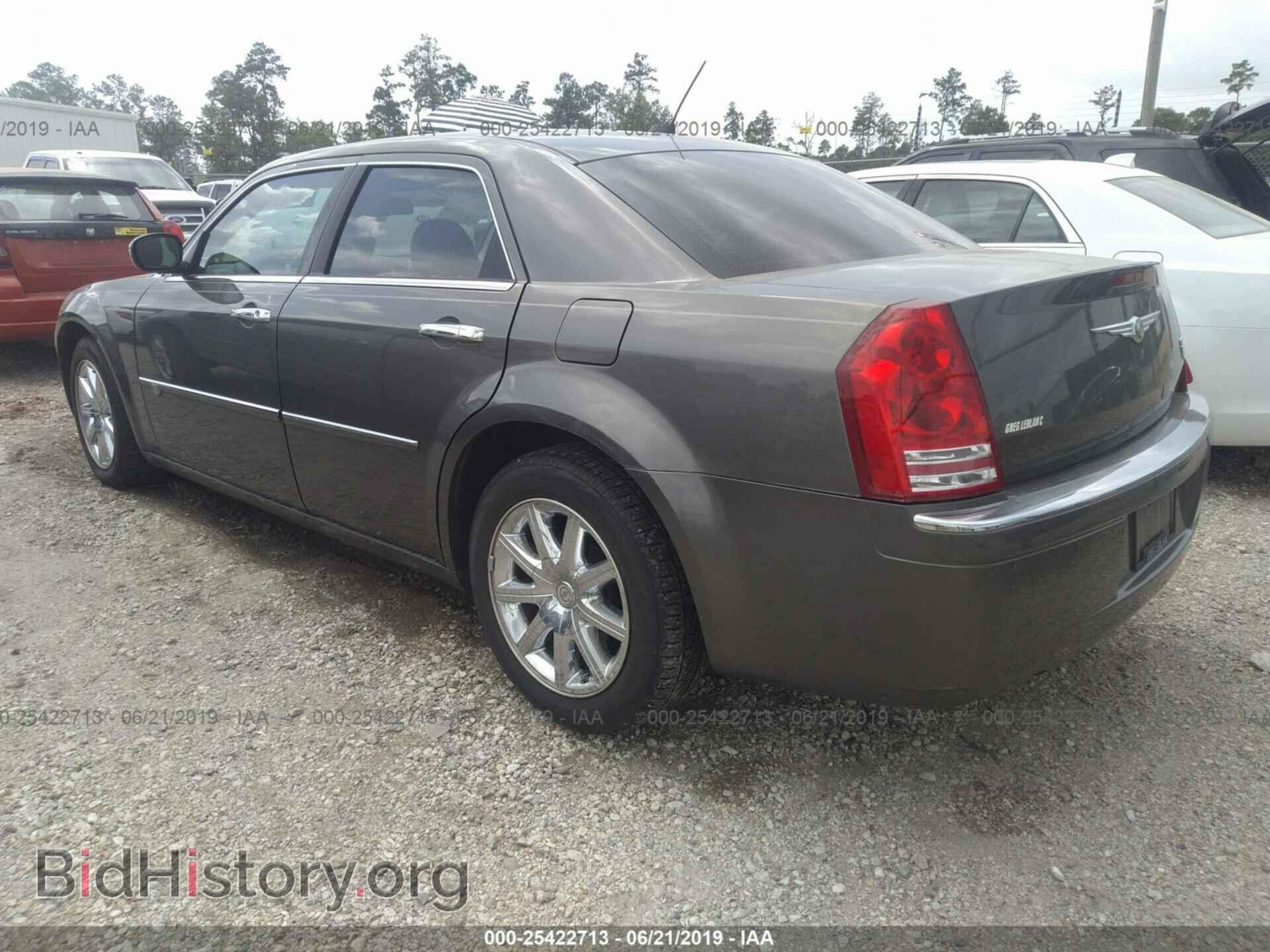 2008 CHRYSLER 300C - VIN: 2C3KA63H18H298600 - Фото 3