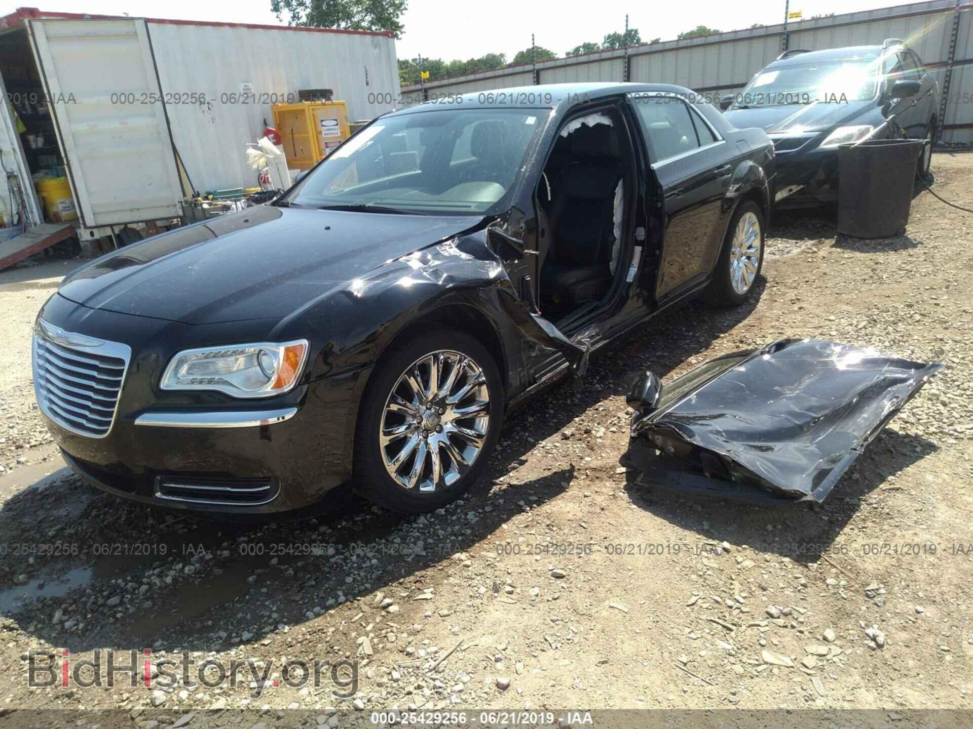 2013 CHRYSLER 300 - VIN: 2C3CCAAG2DH599298 - Фото 2