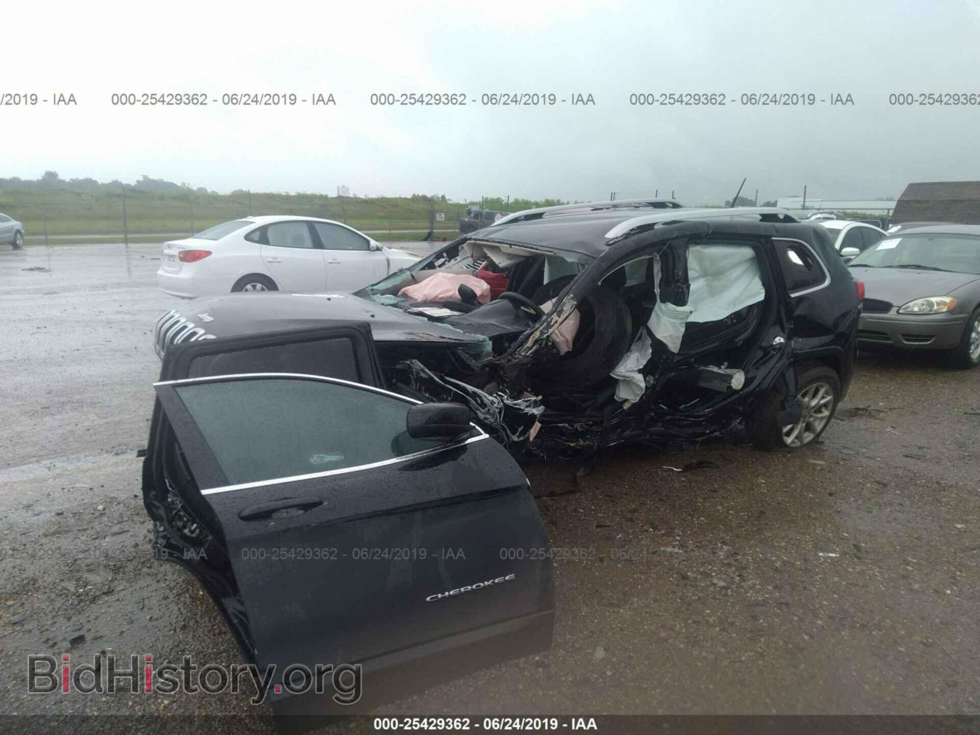 2018 Jeep Cherokee - VIN: 1C4PJLCB6JD558696 - Фото 2