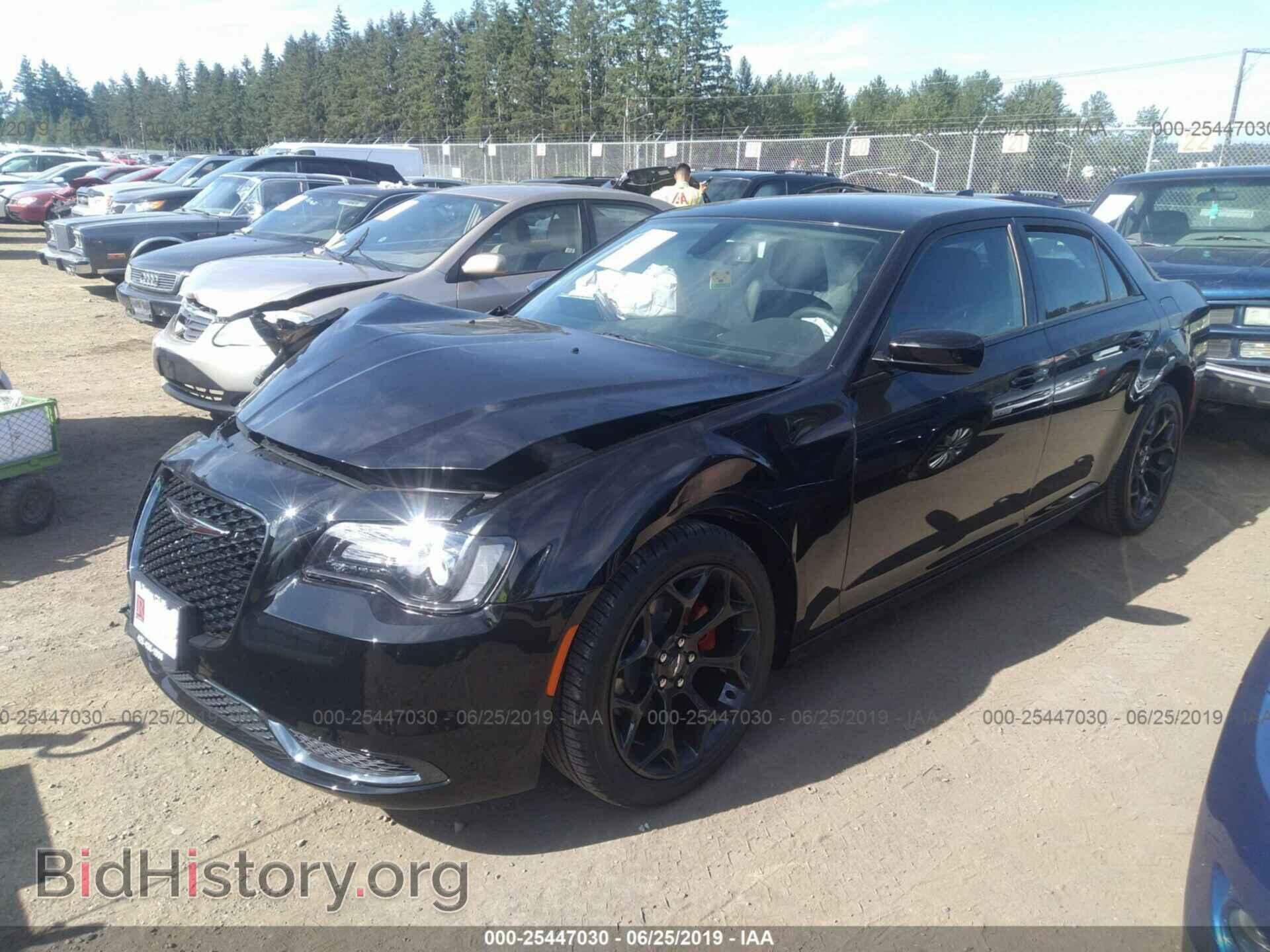 2019 CHRYSLER 300 - VIN: 2C3CCAAG7KH648282 - Фото 2