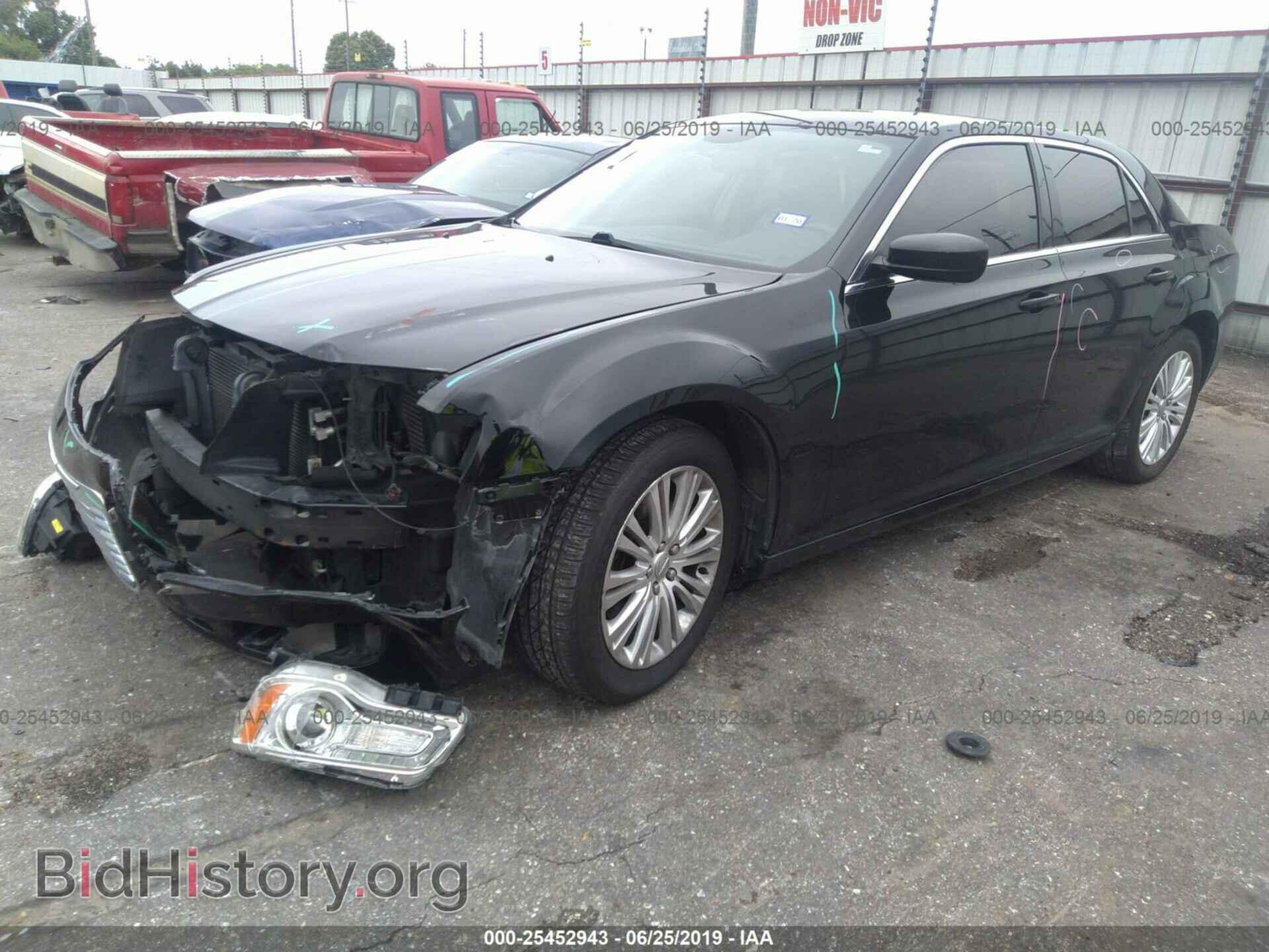 2013 CHRYSLER 300 - VIN: 2C3CCARG0DH633954 - Фото 2