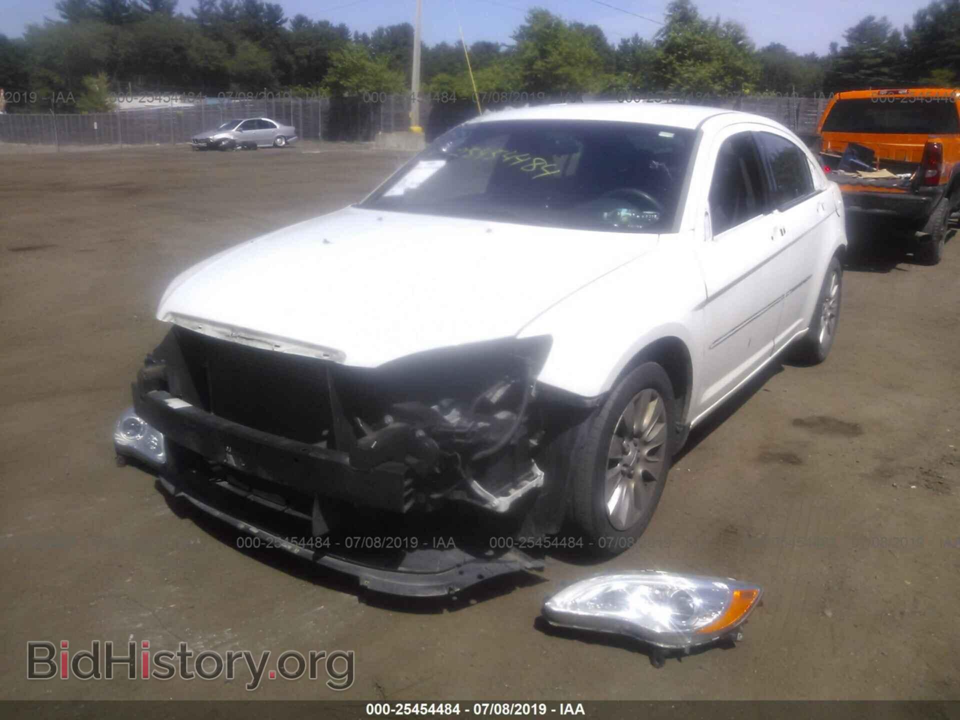 2011 CHRYSLER 200 - VIN: 1C3BC4FB8BN566708 - Фото 2
