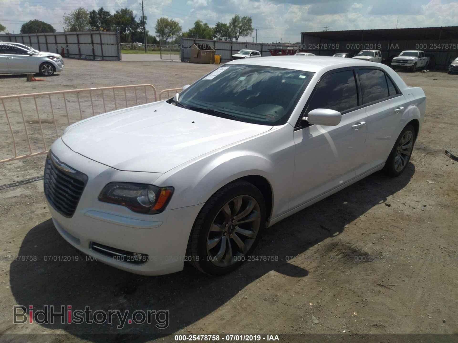 2014 CHRYSLER 300 - VIN: 2C3CCABG0EH340048 - Фото 2