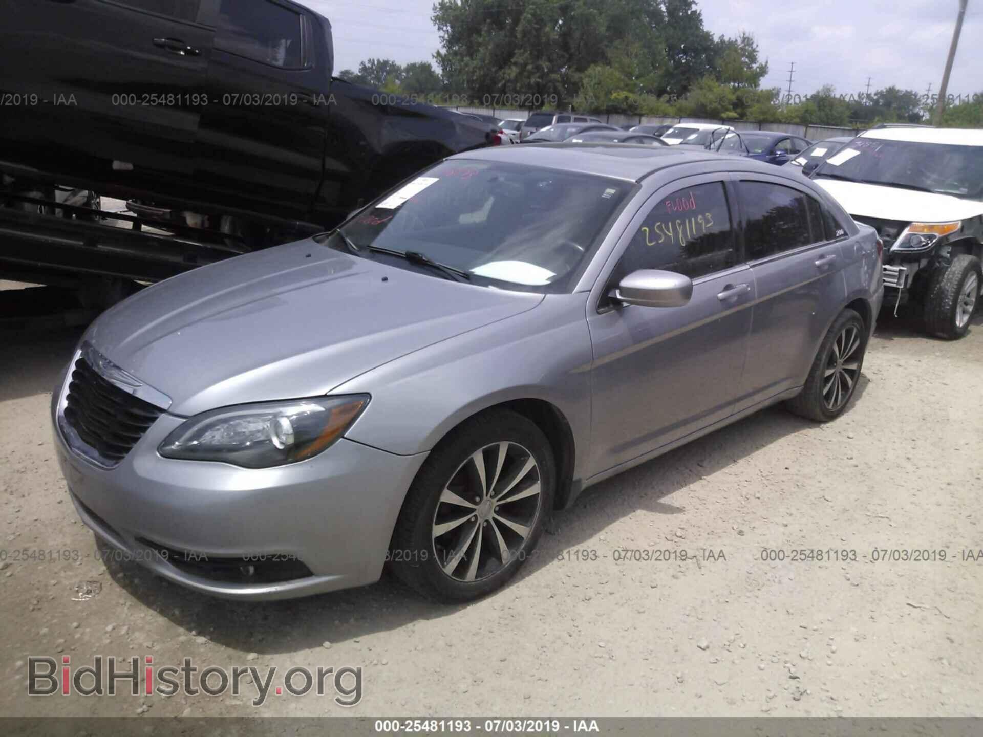 2013 CHRYSLER 200 - VIN: 1C3CCBBG8DN723568 - Фото 2