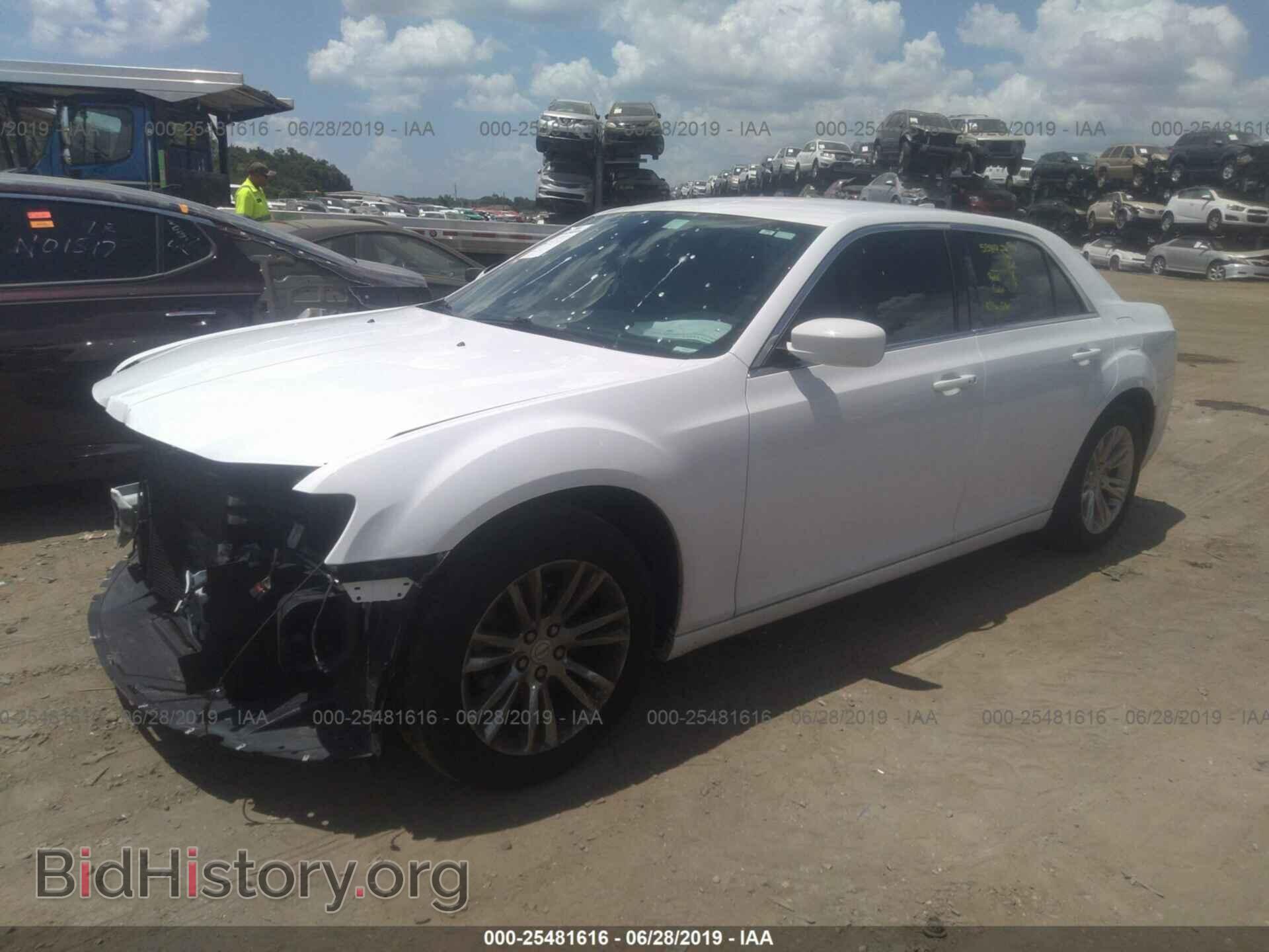 2017 Chrysler 300 - VIN: 2C3CCAAGXHH599541 - Фото 2