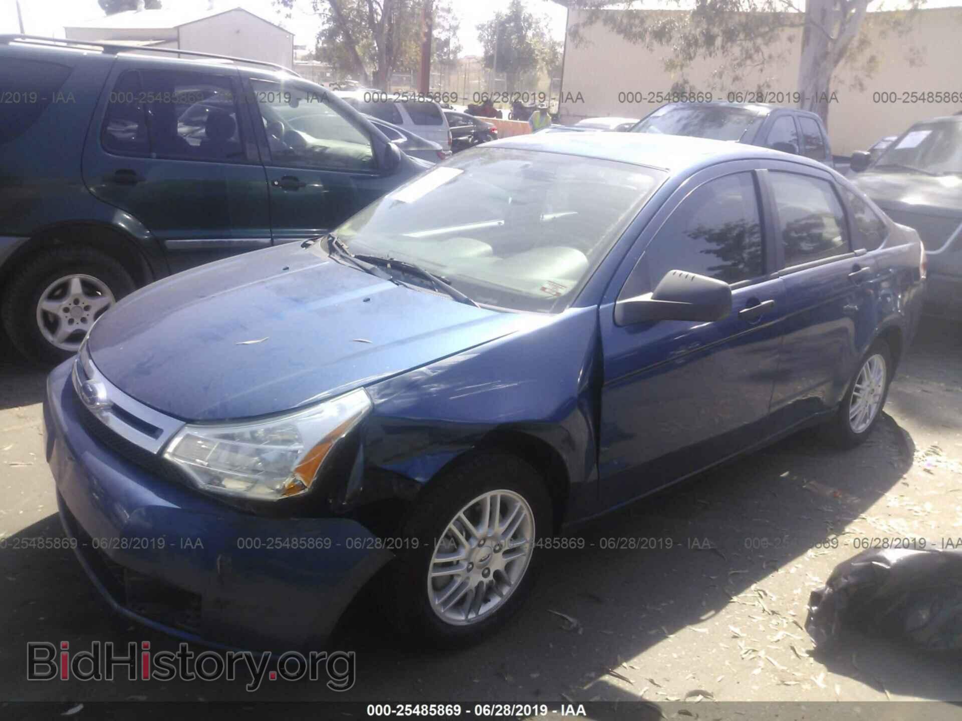 2009 Ford Focus - VIN: 1FAHP35N19W132043 - Фото 2