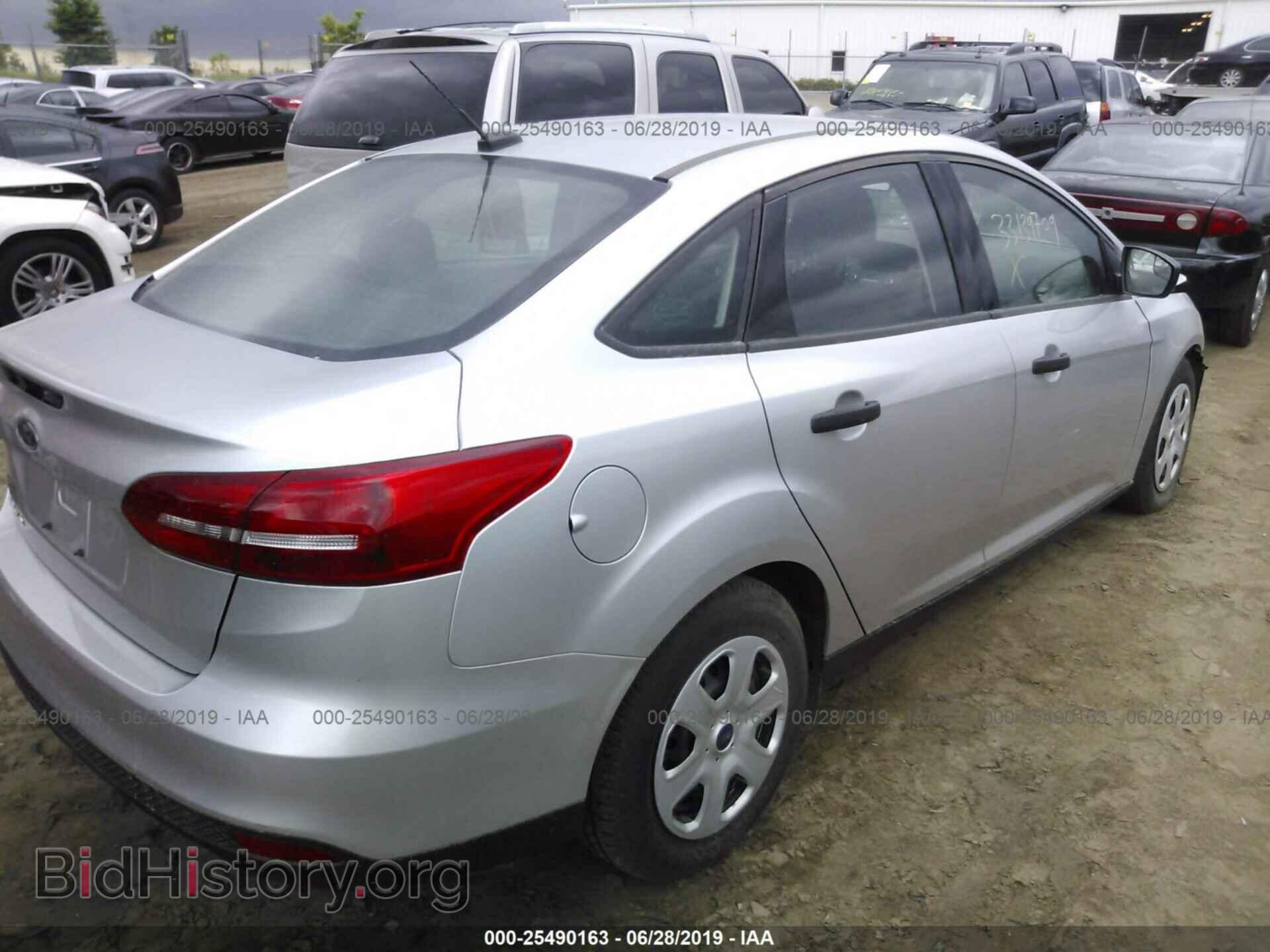 2017 Ford Focus - VIN: 1FADP3E25HL330788 - Photo 4
