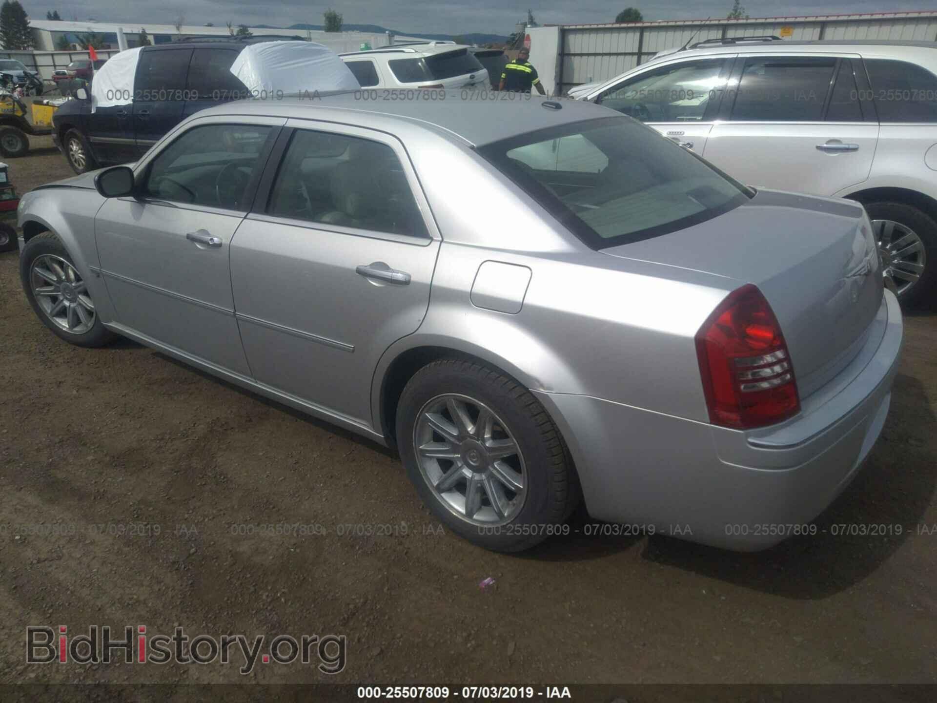 2006 CHRYSLER 300C - VIN: 2C3KA63H26H534409 - Фото 3