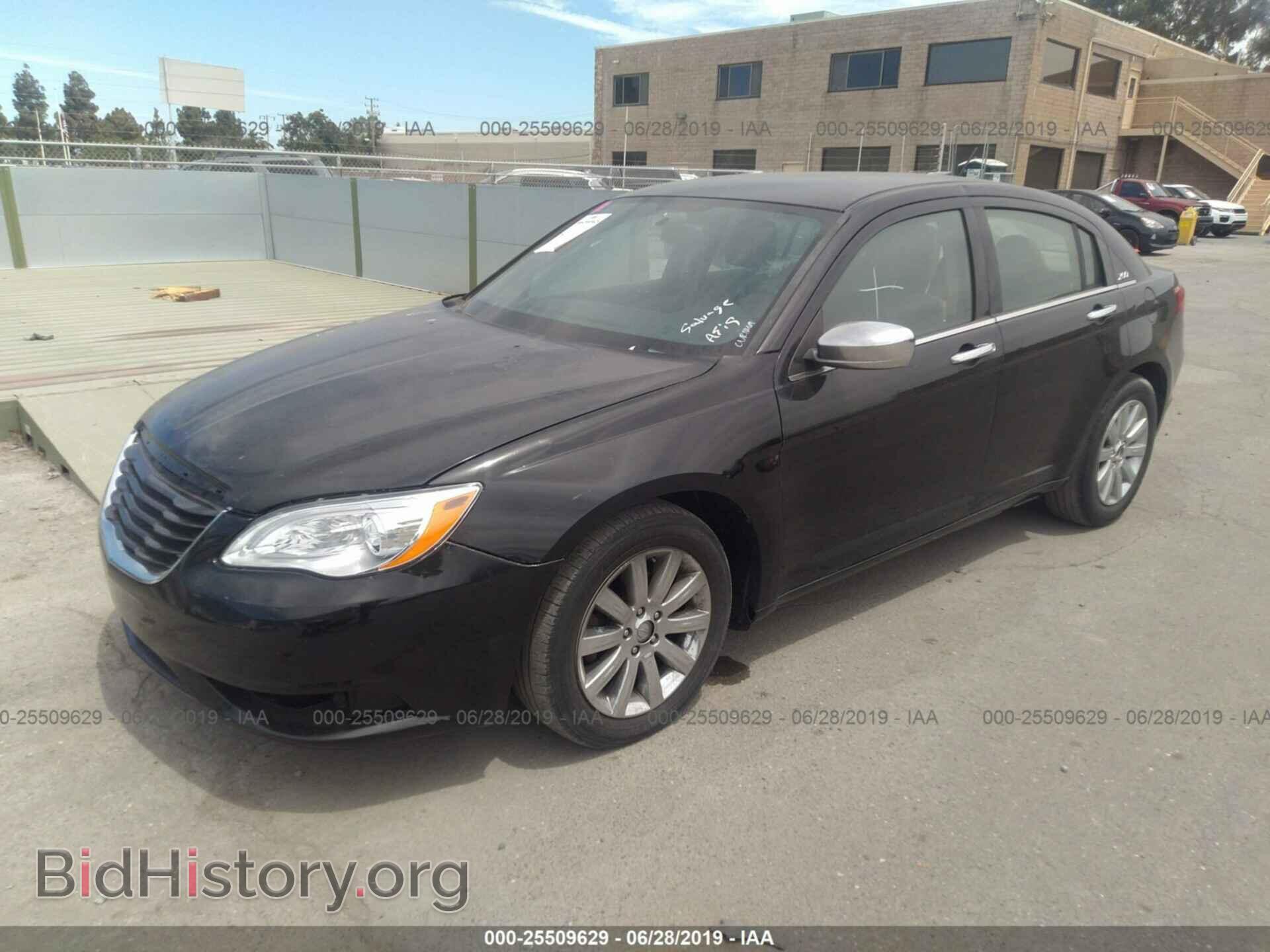 2013 CHRYSLER 200 - VIN: 1C3CCBCG2DN559863 - Фото 2