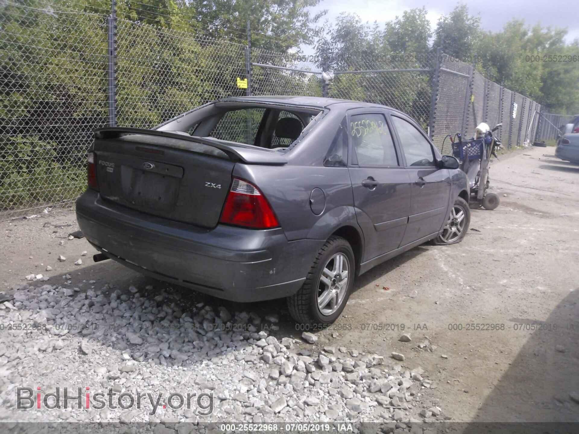 2005 FORD FOCUS - VIN: 1FAFP34N75W284122 - Photo 4