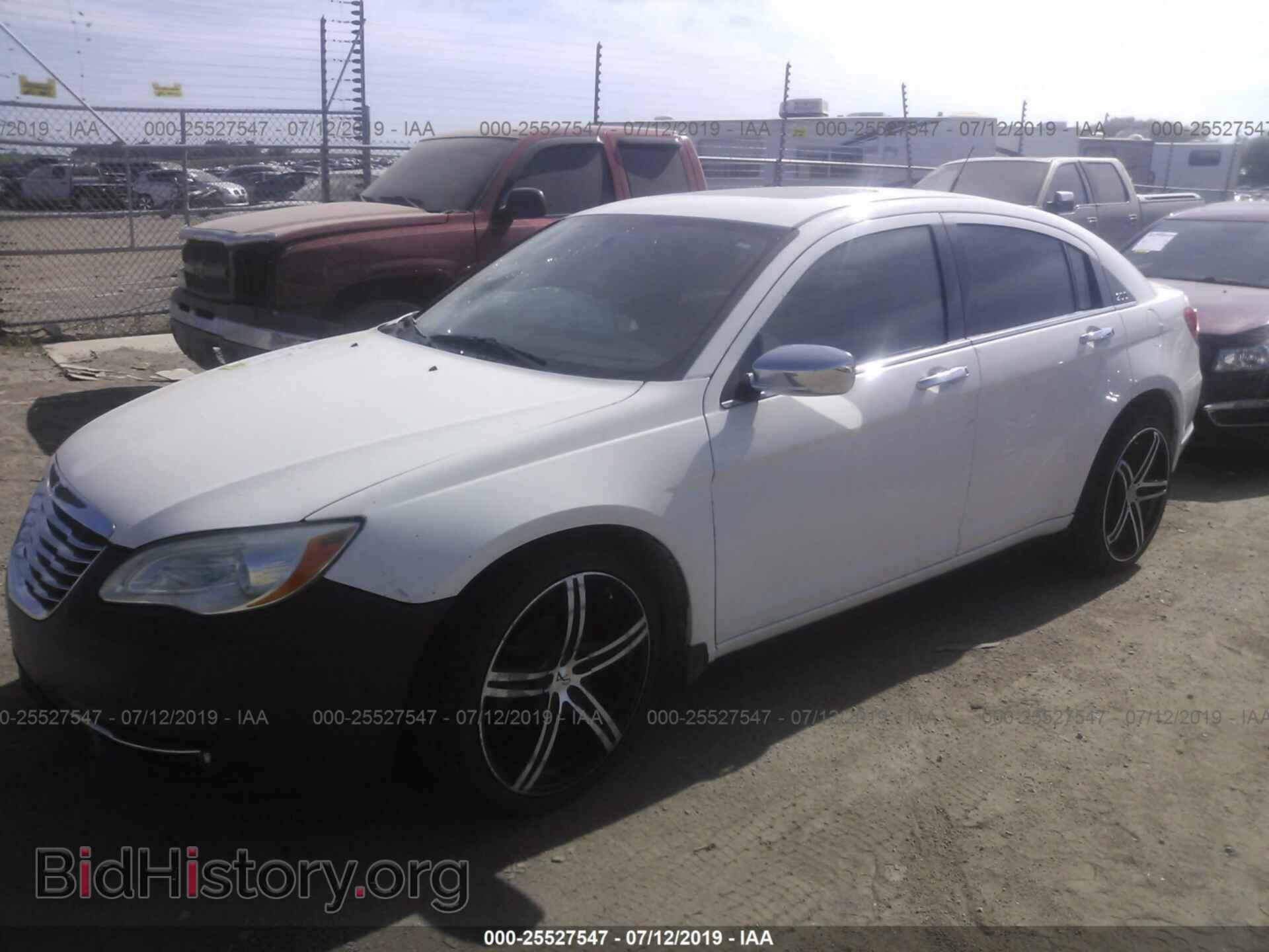 2011 CHRYSLER 200 - VIN: 1C3BC2FB1BN520481 - Photo 2