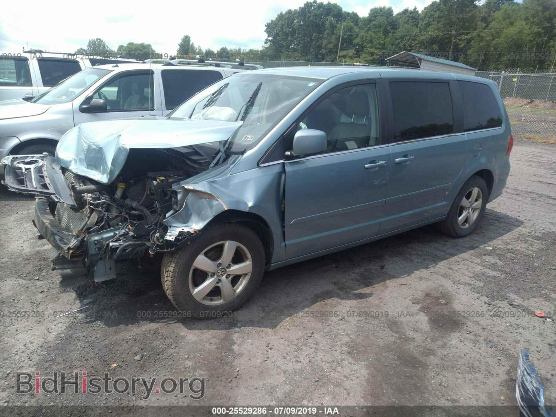 2010 VOLKSWAGEN ROUTAN - VIN: 2V4RW3D10AR388127 - Фото 2