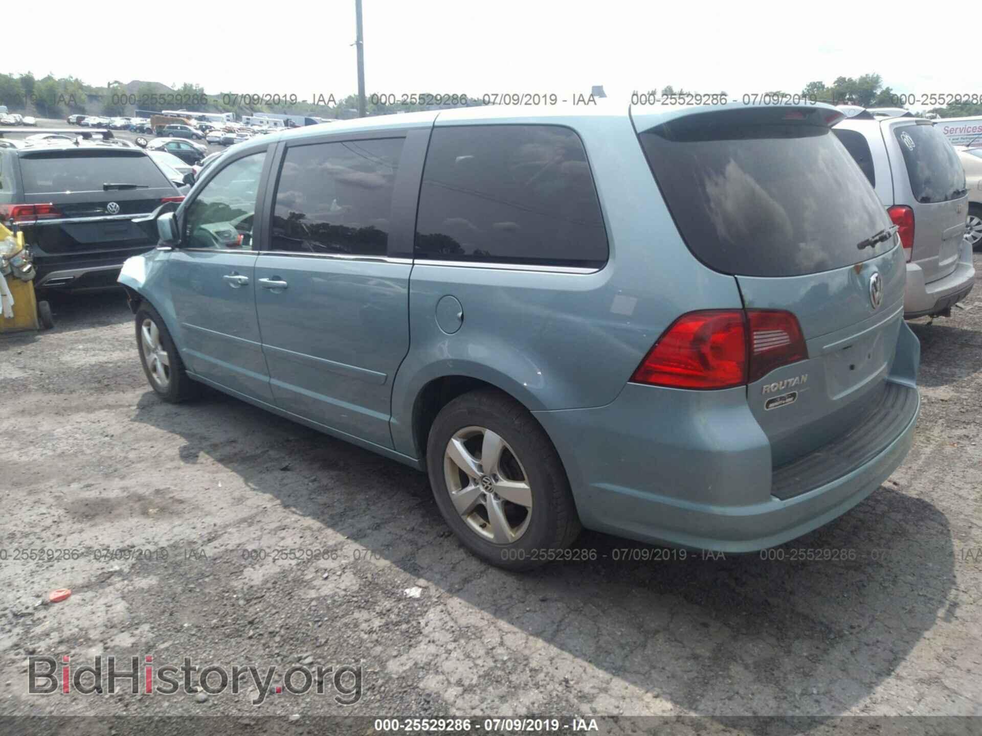 2010 VOLKSWAGEN ROUTAN - VIN: 2V4RW3D10AR388127 - Фото 3