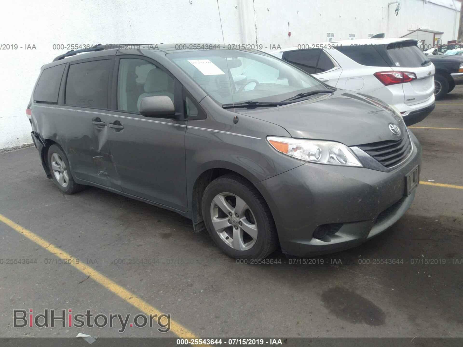 Photo 5TDKK3DC4BS138651 - TOYOTA SIENNA 2011