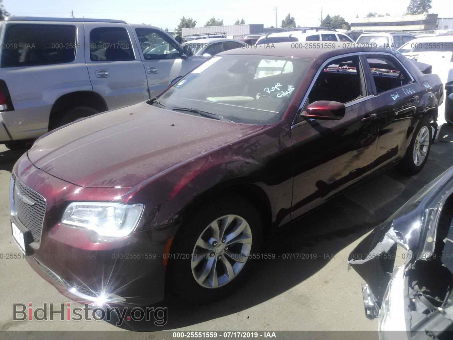 2019 CHRYSLER 300 - VIN: 2C3CCAAG3KH590266 - Фото 2