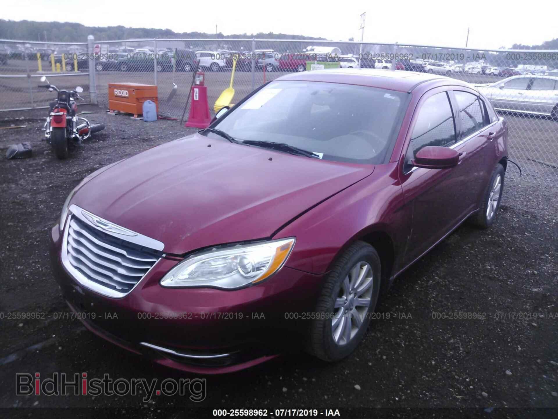2011 CHRYSLER 200 - VIN: 1C3BC1FG7BN525786 - Фото 2