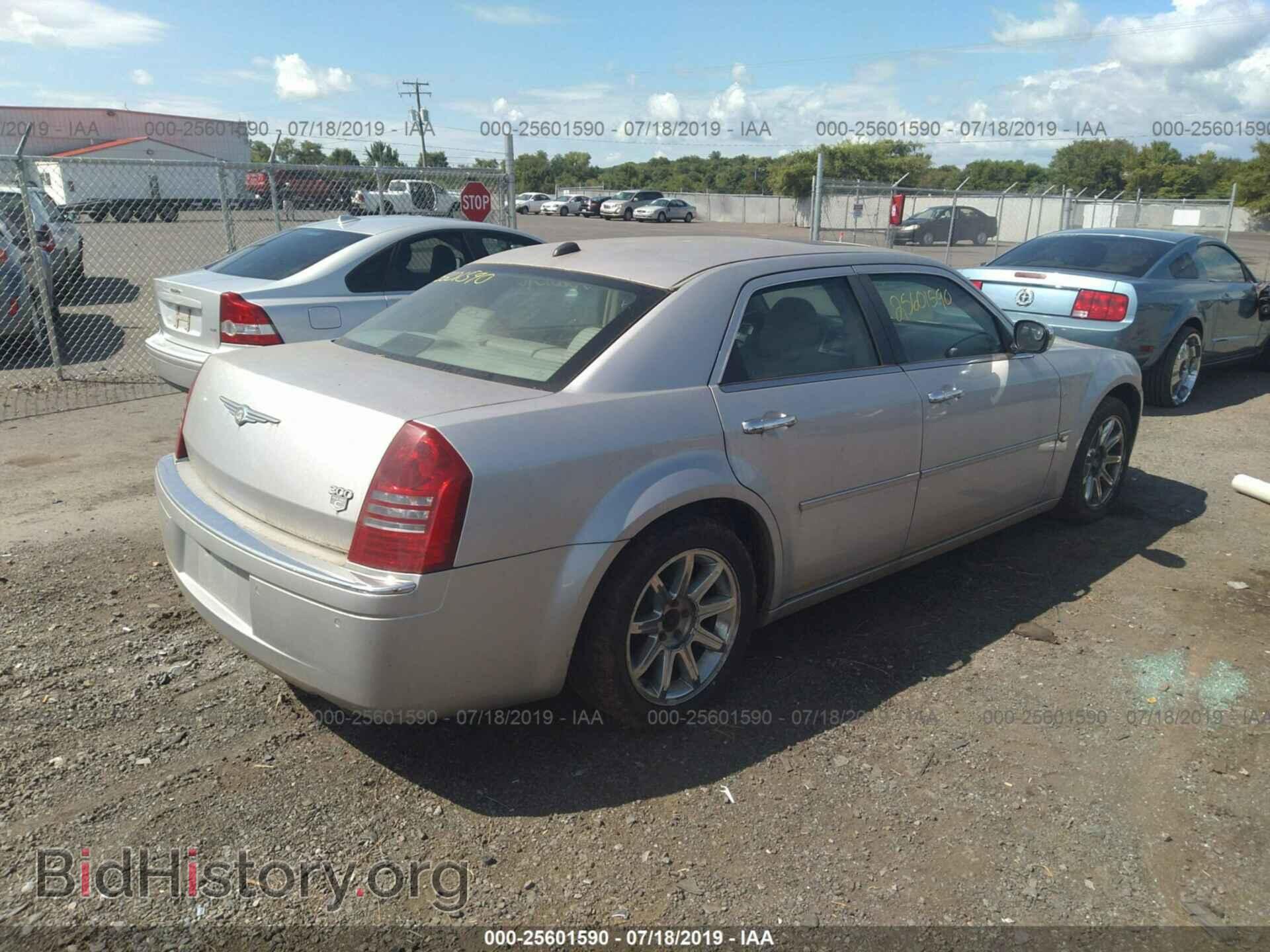 2005 CHRYSLER 300C - VIN: 2C3AA63HX5H125987 - Фото 4