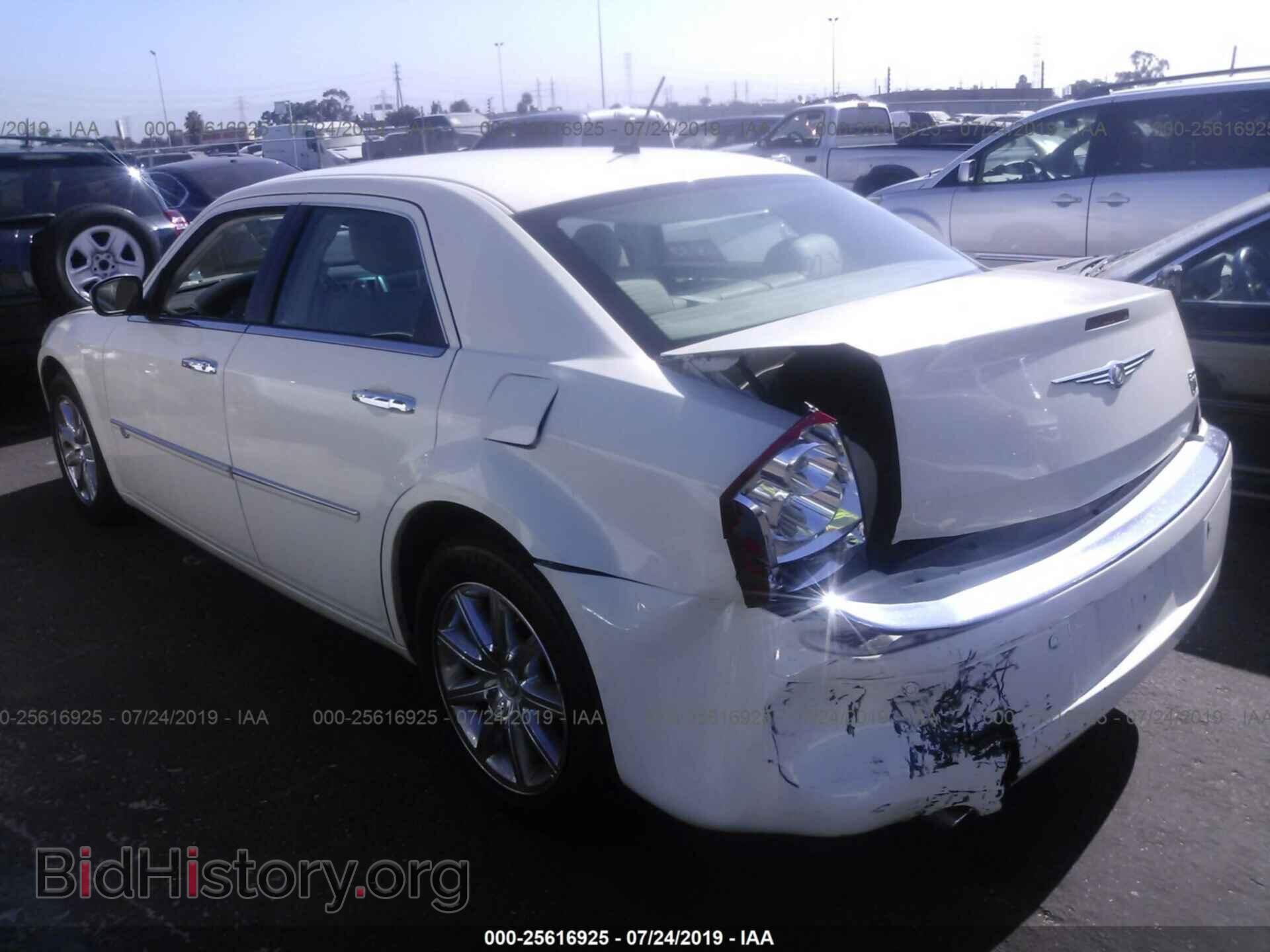 2008 CHRYSLER 300C - VIN: 2C3KA63H28H237496 - Фото 3