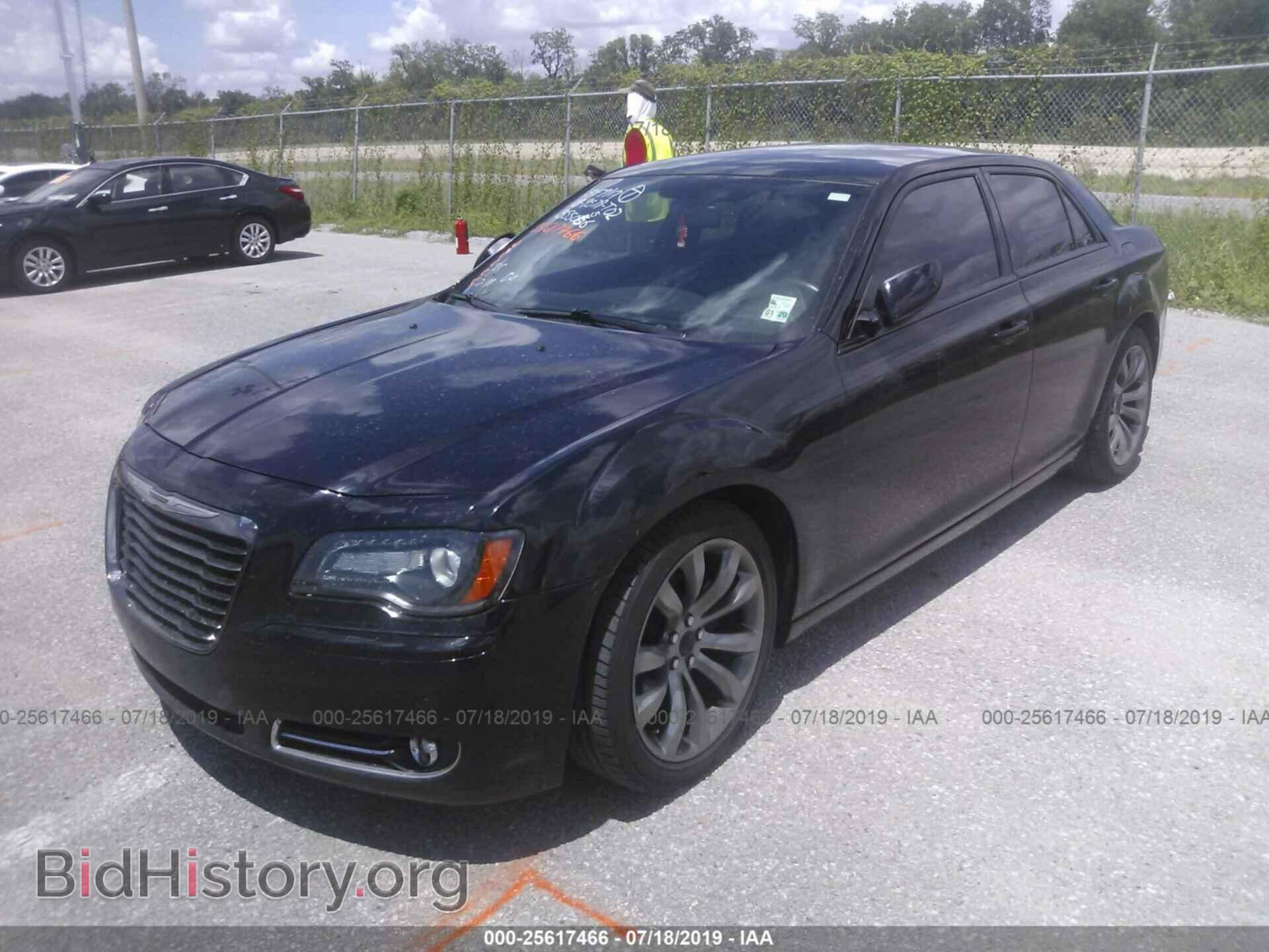 2014 CHRYSLER 300 - VIN: 2C3CCABG8EH355056 - Фото 2