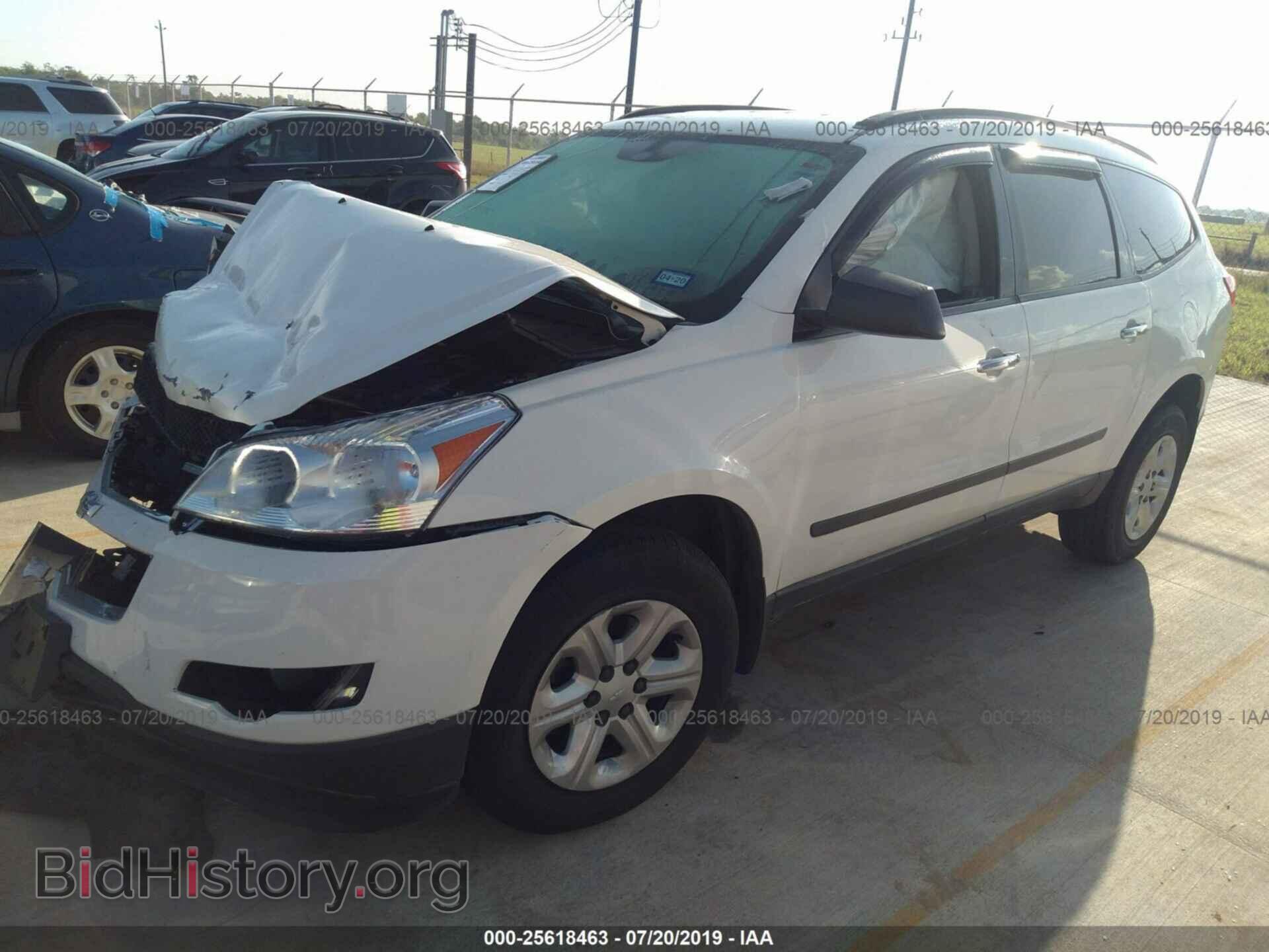 2011 CHEVROLET TRAVERSE - VIN: 1GNKRFED0BJ142351 - Фото 2