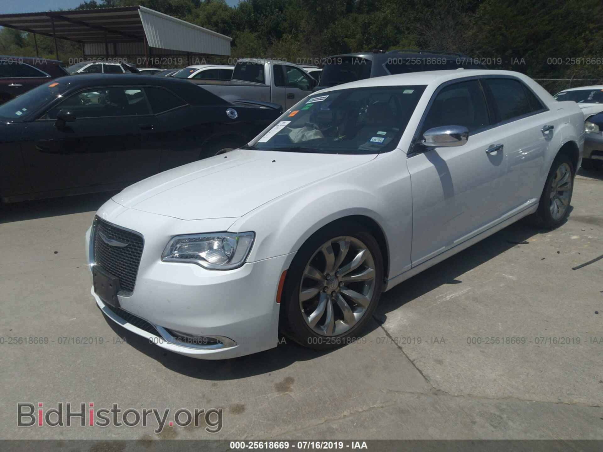 2019 CHRYSLER 300 - VIN: 2C3CCAEG0KH536207 - Фото 2
