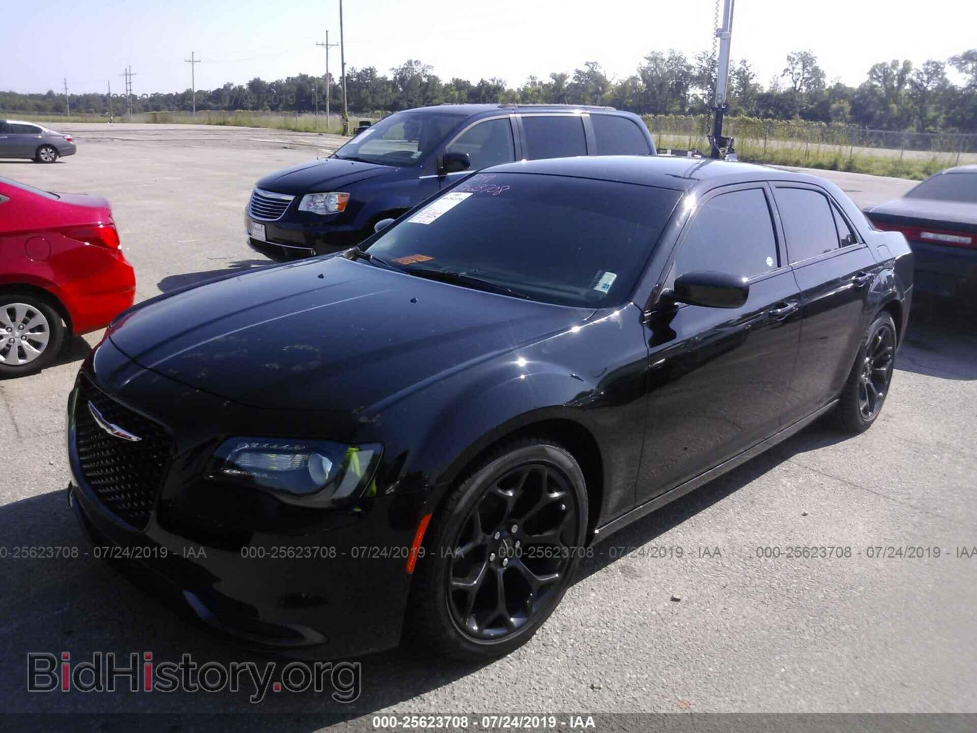 2019 CHRYSLER 300 - VIN: 2C3CCAAG1KH589939 - Фото 2