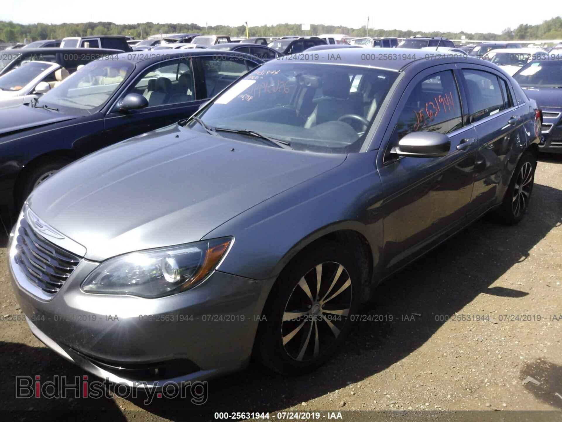 2013 CHRYSLER 200 - VIN: 1C3CCBCG0DN737172 - Фото 2