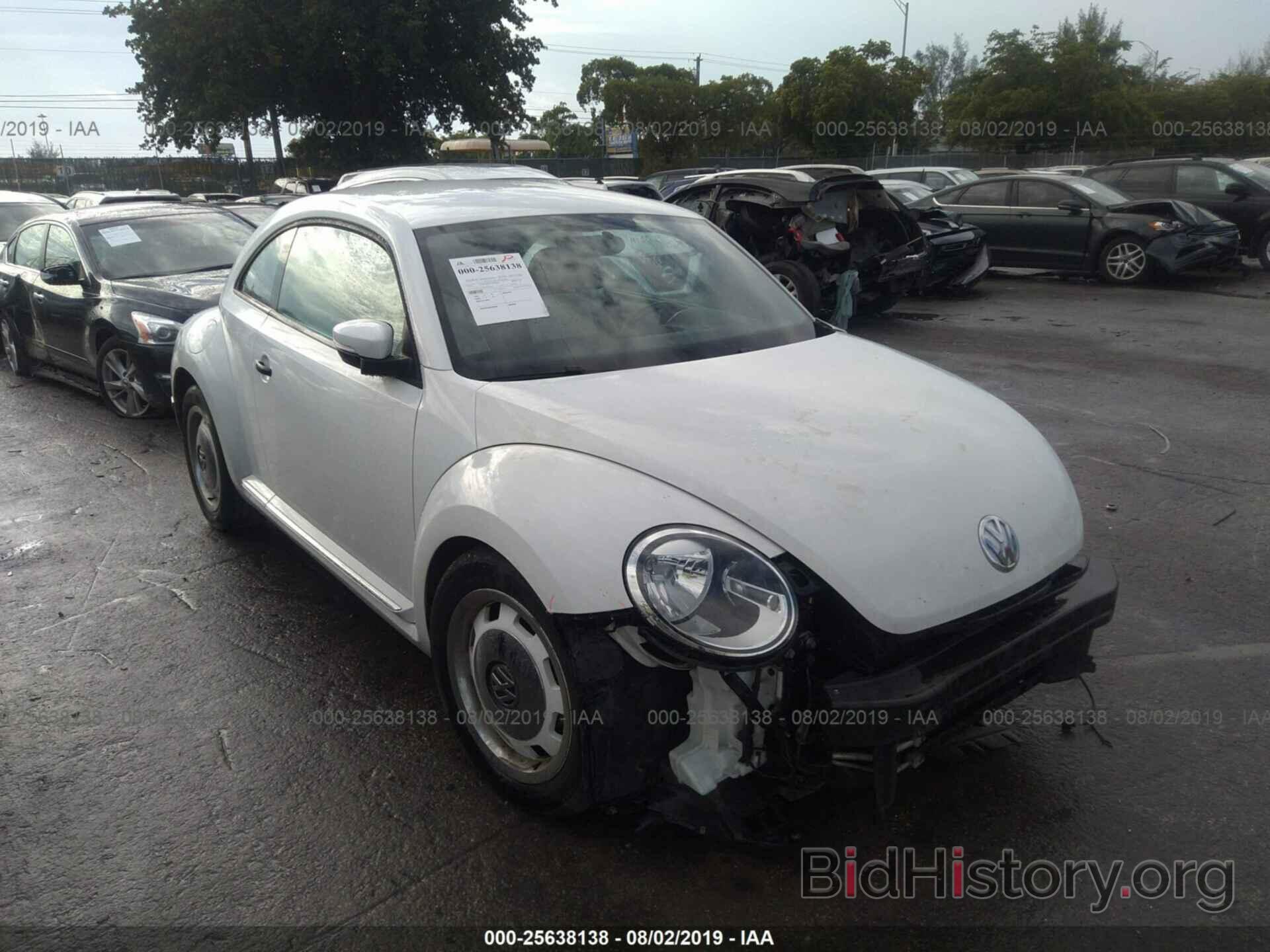 Photo 3VWF17AT8FM656734 - VOLKSWAGEN BEETLE 2015