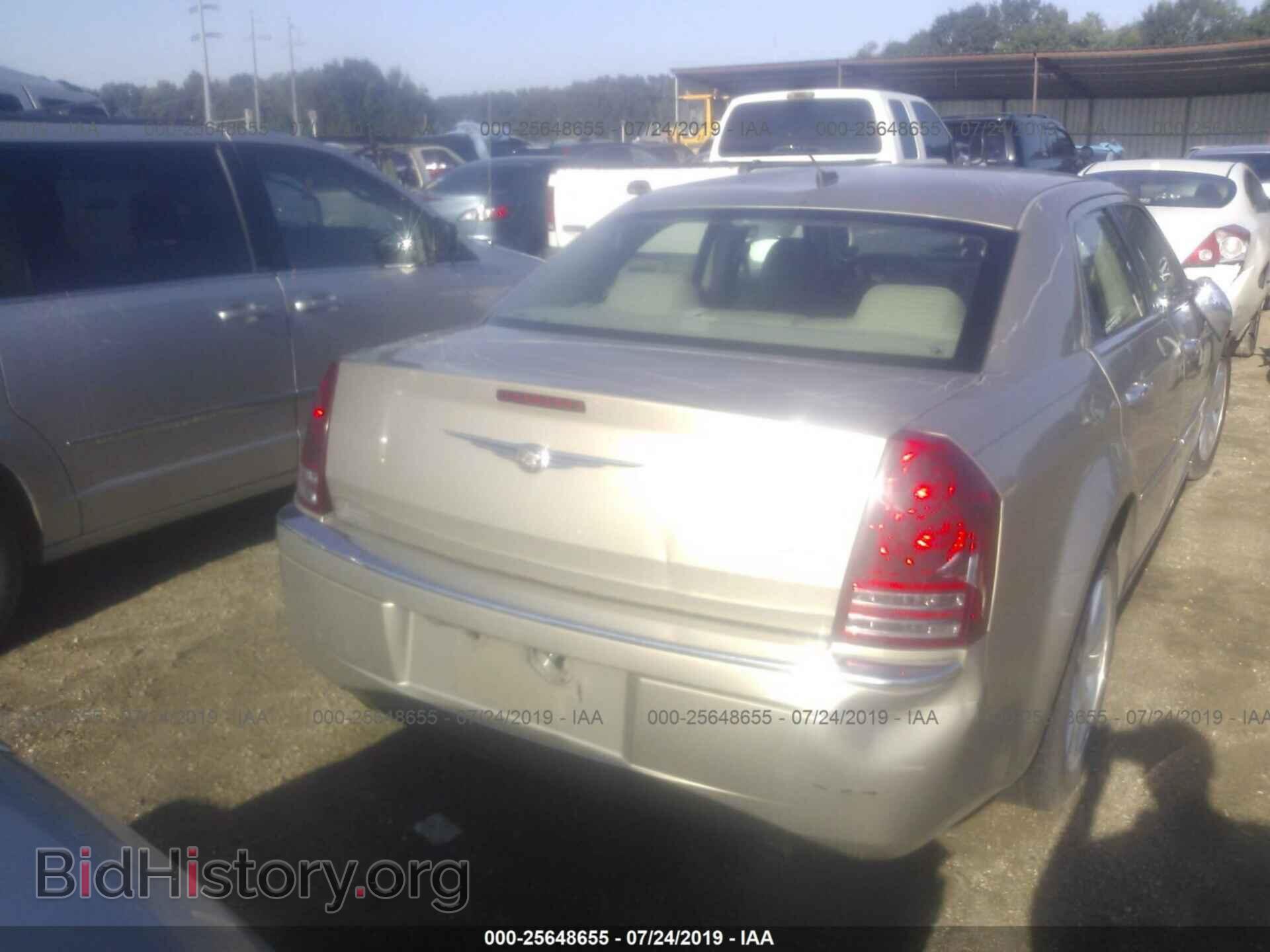 2008 CHRYSLER 300C - VIN: 2C3KA63HX8H292861 - Фото 4
