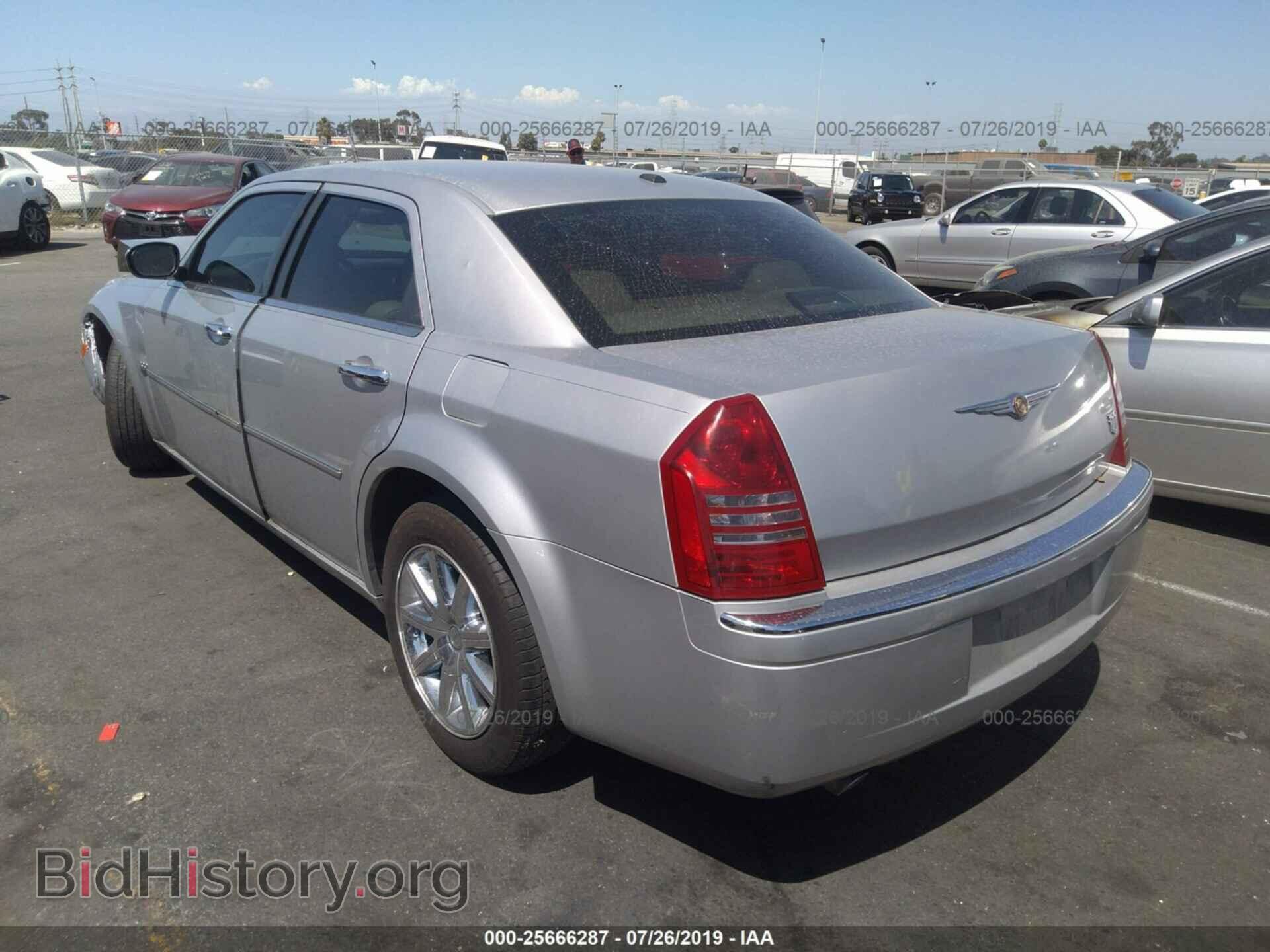 2007 CHRYSLER 300C - VIN: 2C3KA63H17H852233 - Фото 3