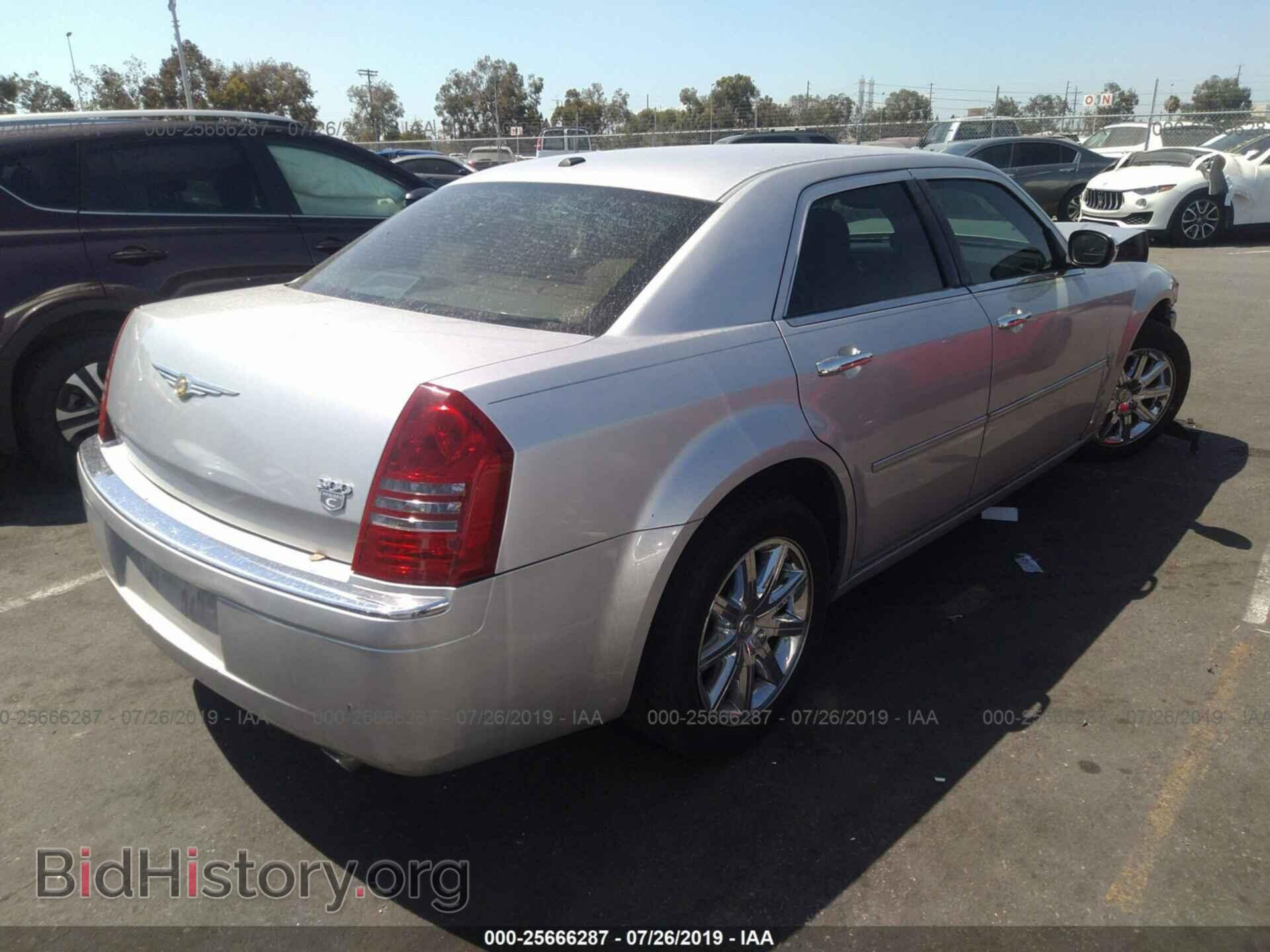 2007 CHRYSLER 300C - VIN: 2C3KA63H17H852233 - Фото 4