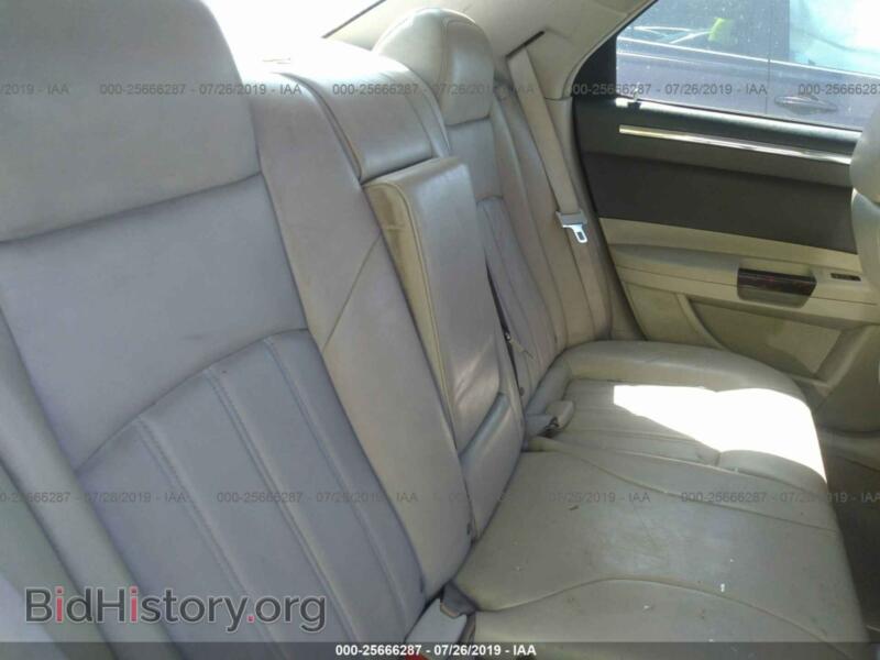 2007 Chrysler 300C (VIN 2C3KA63H17H852233) — photo 8 of 10