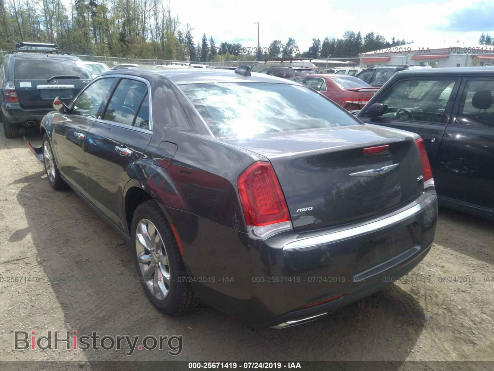 2019 CHRYSLER 300 - VIN: 2C3CCAKG0KH610925 - Фото 3