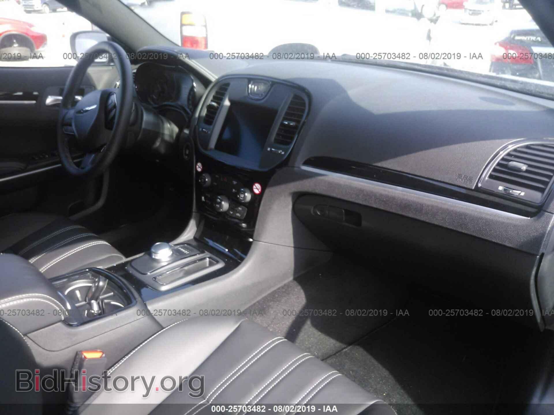 2019 CHRYSLER 300 - VIN: 2C3CCABG3KH686719 - Фото 5