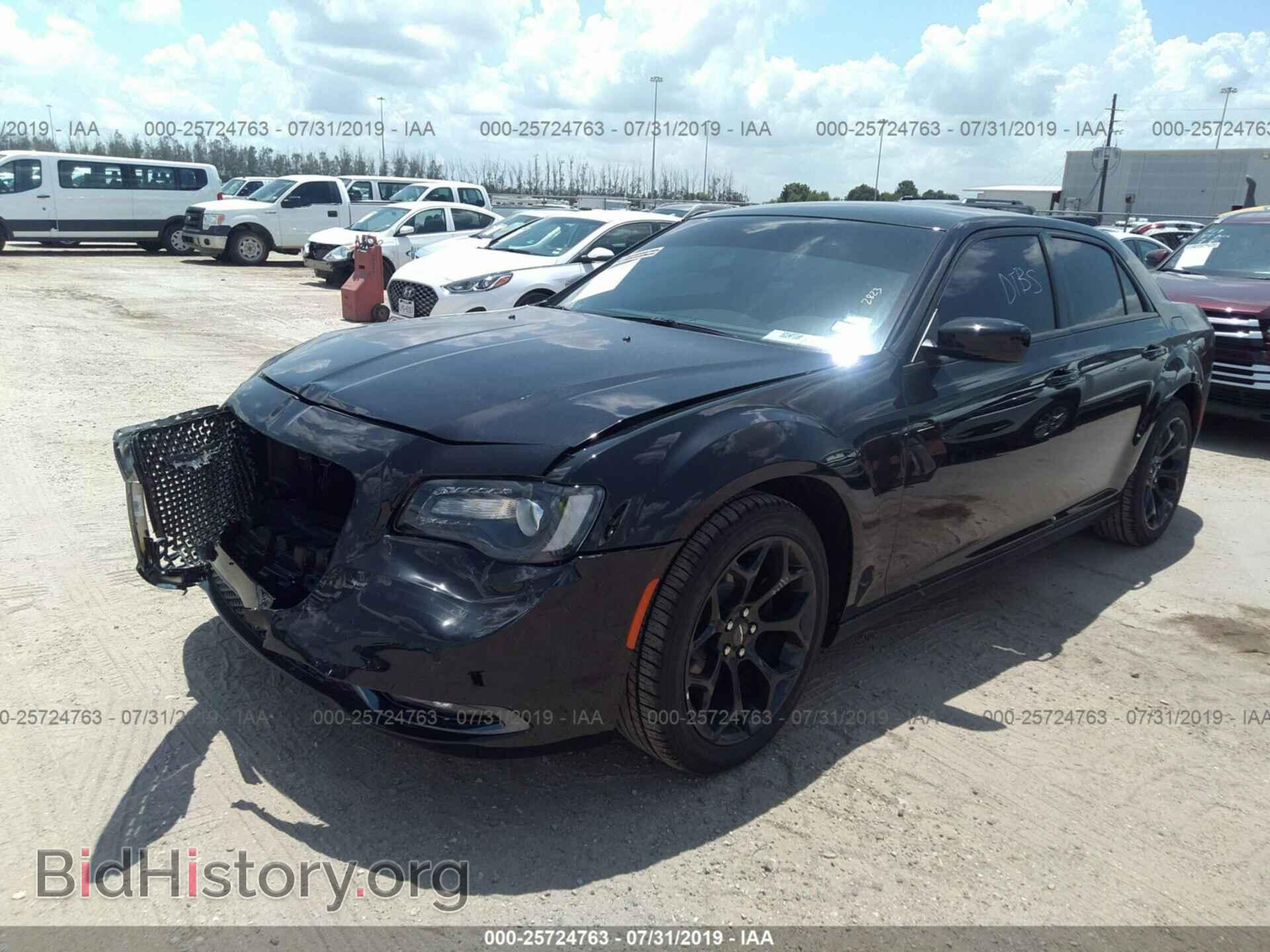 2019 CHRYSLER 300 - VIN: 2C3CCABG0KH682823 - Фото 2